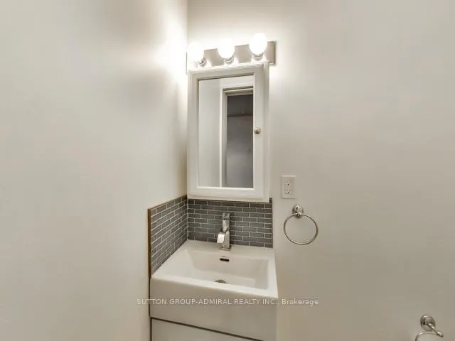 Photo 10 of 34 Hewitt--Main Floor Avenue, Toronto, High Park-Swansea — HOMEH