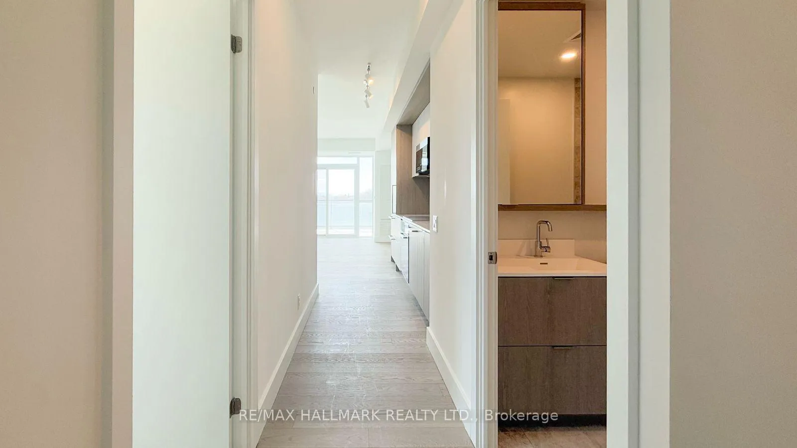 Photo 4 of Unit 513, 6 Greenbriar Road, North York, Bayview Village — HOMEH