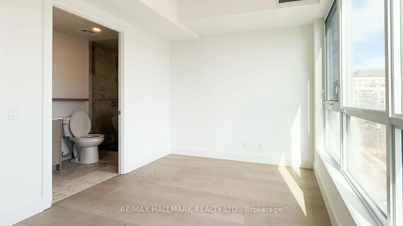 Photo 13 of Unit 513, 6 Greenbriar Road, North York, Bayview Village — HOMEH