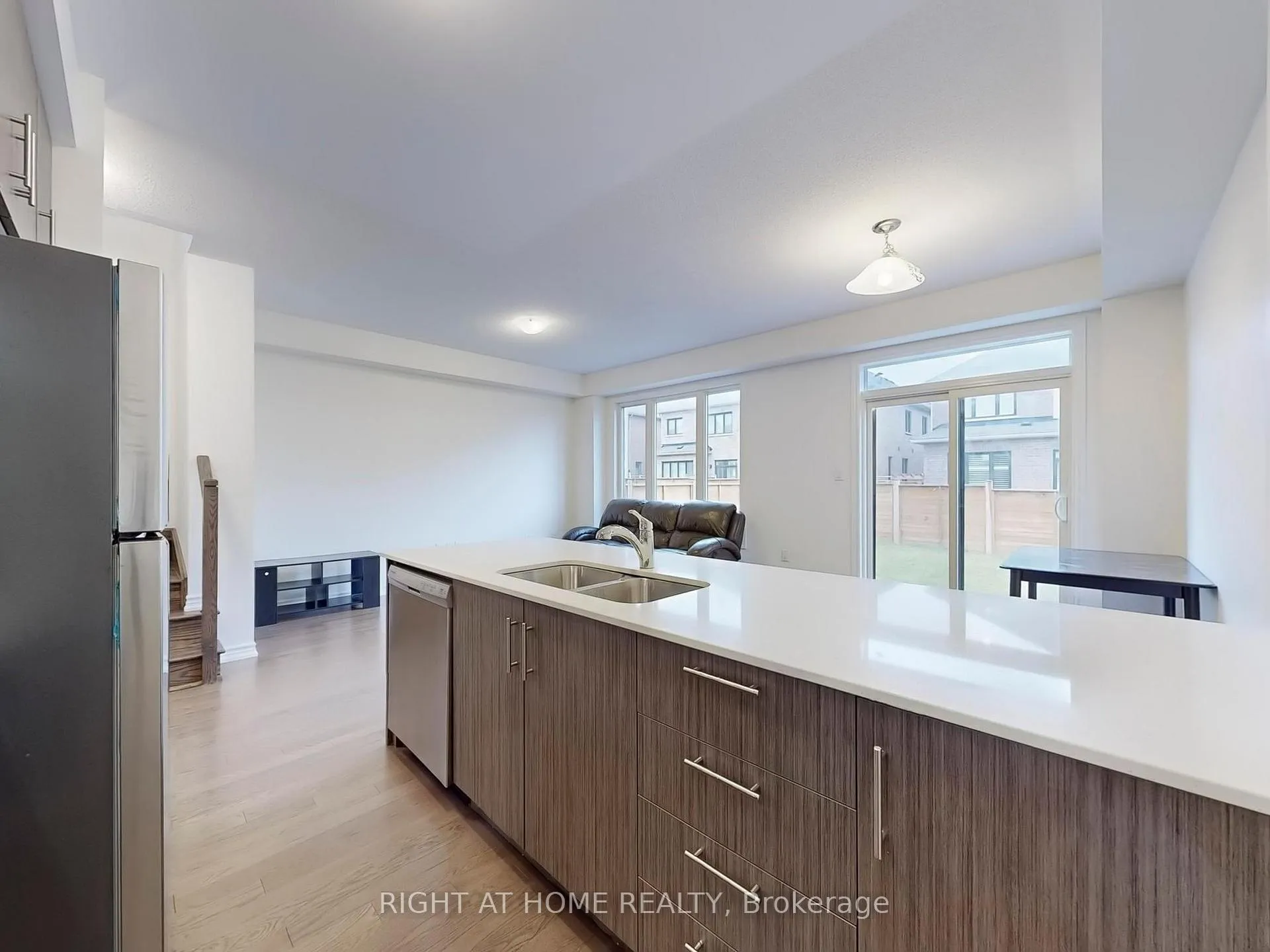 Photo 11 of 17 Louise Crescent, Whitby, Rural Whitby — HOMEH