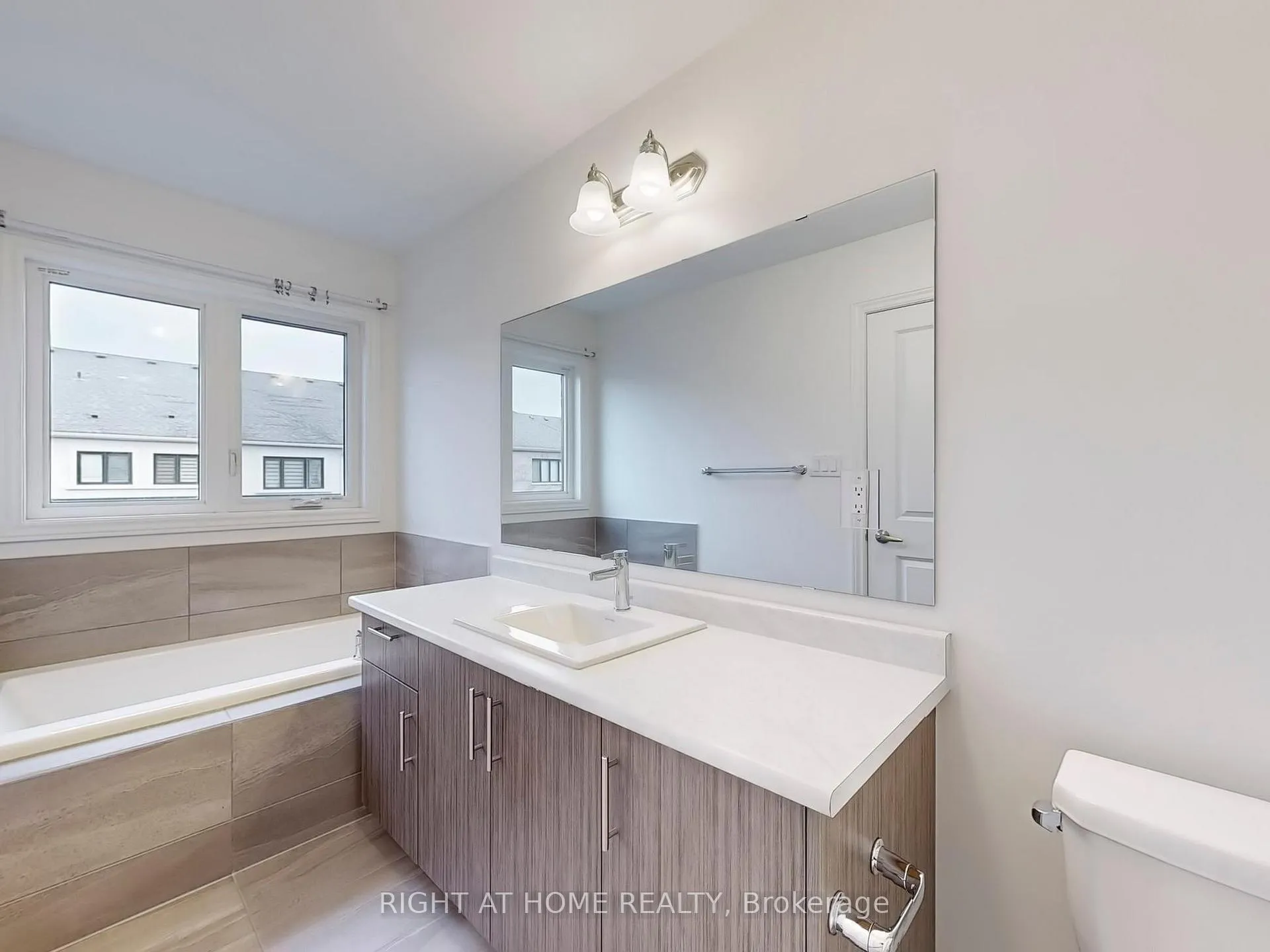 Photo 21 of 17 Louise Crescent, Whitby, Rural Whitby — HOMEH