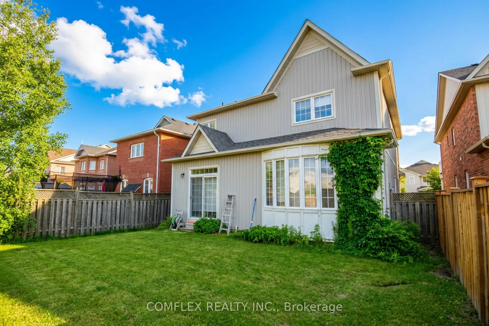 Photo 3 of 19 Kinross Avenue, Whitby, Brooklin — HOMEH