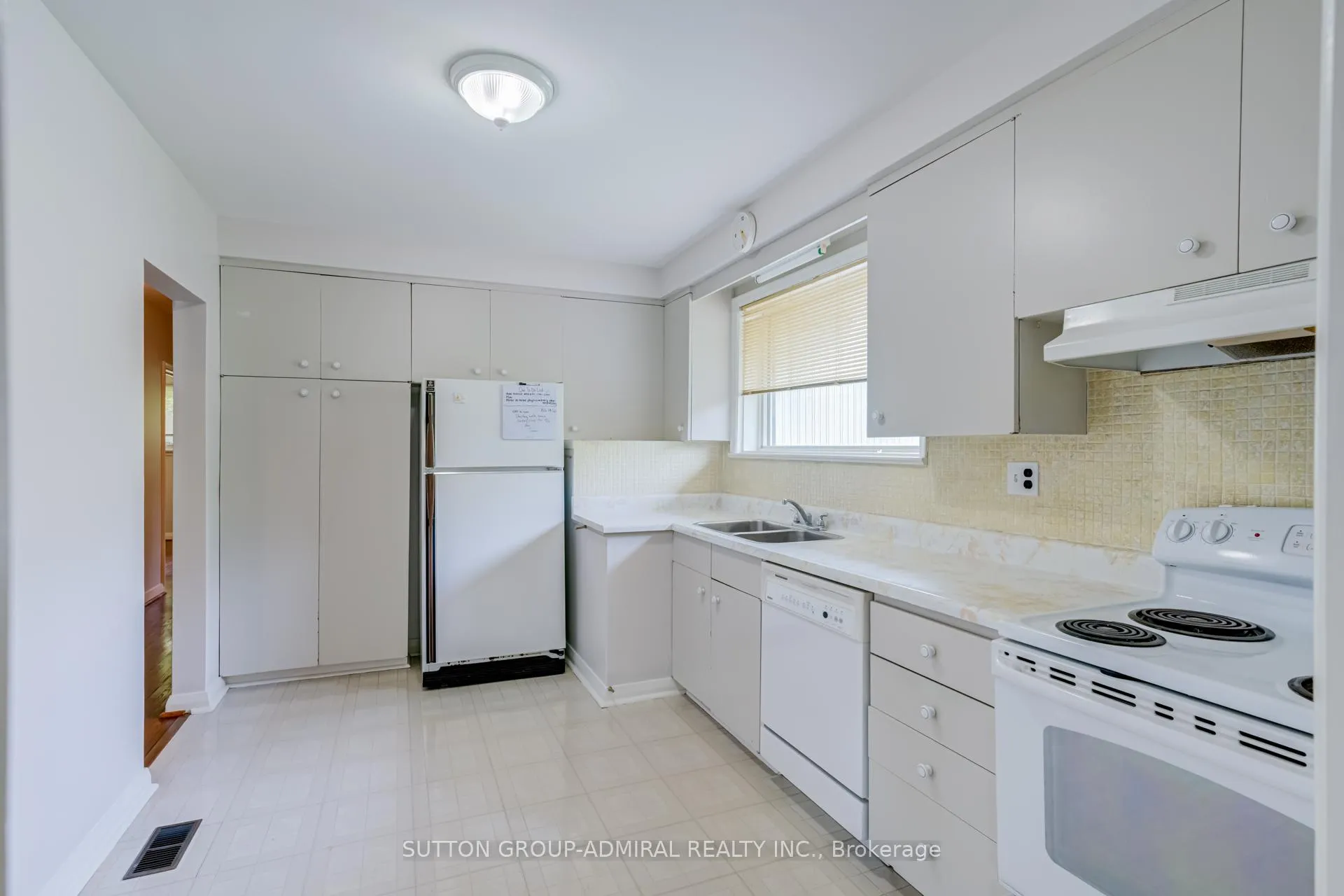 Photo 8 of 72 Cornerbrook Drive, North York, Parkwoods-Donalda — HOMEH