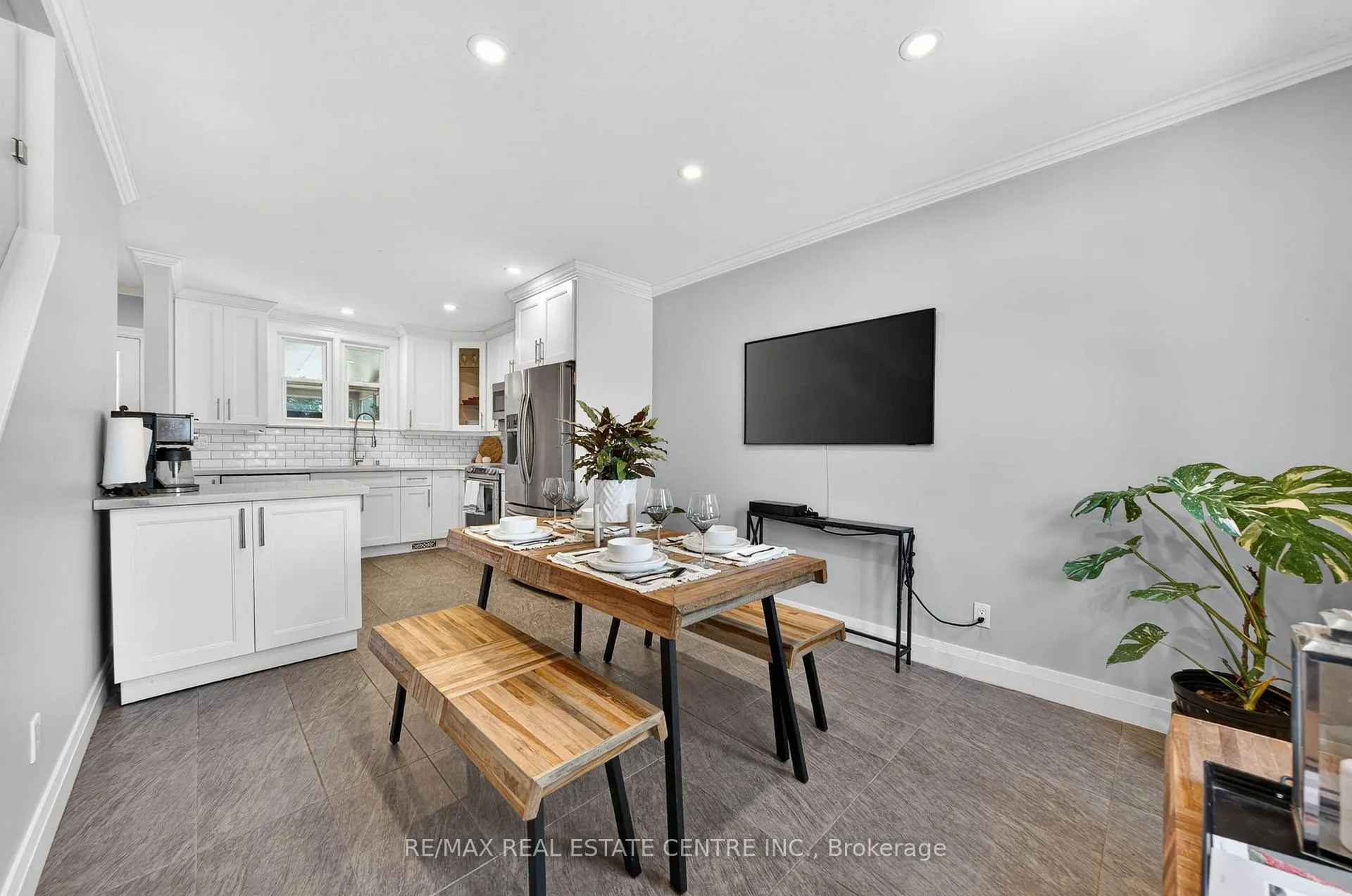 Photo 6 of 154 Bridgeport Road E, Waterloo, Lincoln Heights — HOMEH