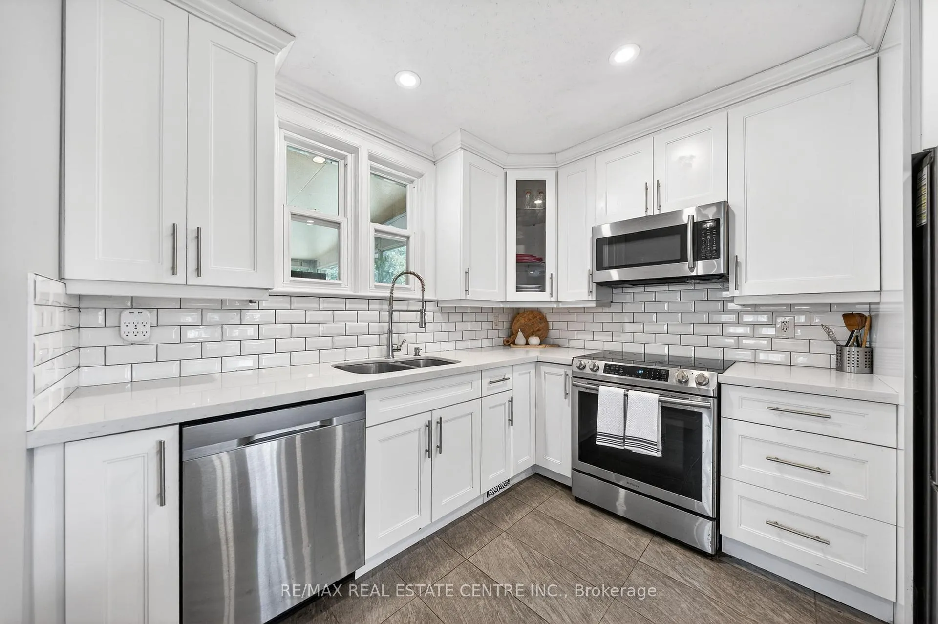 Photo 9 of 154 Bridgeport Road E, Waterloo, Lincoln Heights — HOMEH