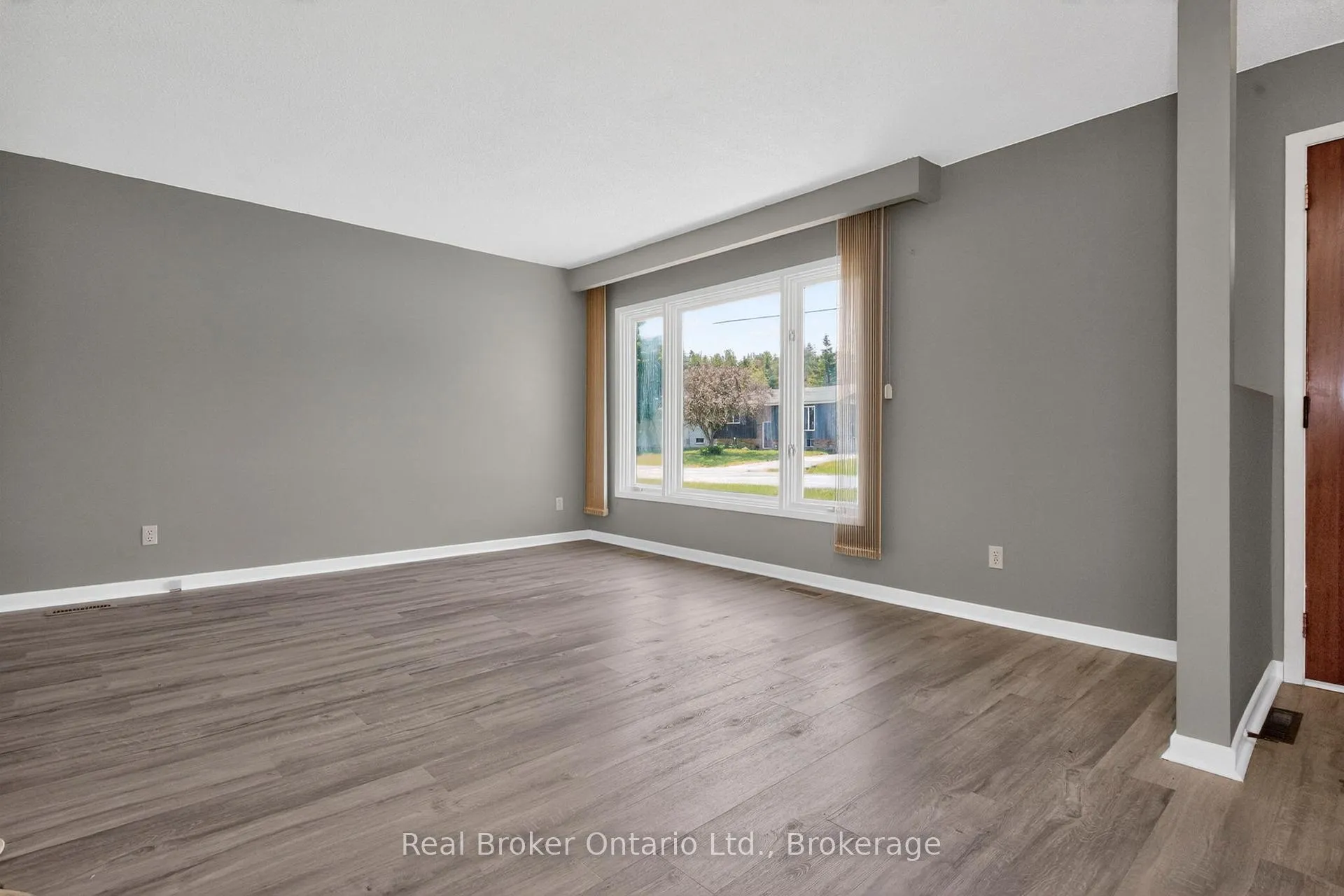 Photo 3 of 531 Seventh Avenue, Tay, Port McNicoll — HOMEH