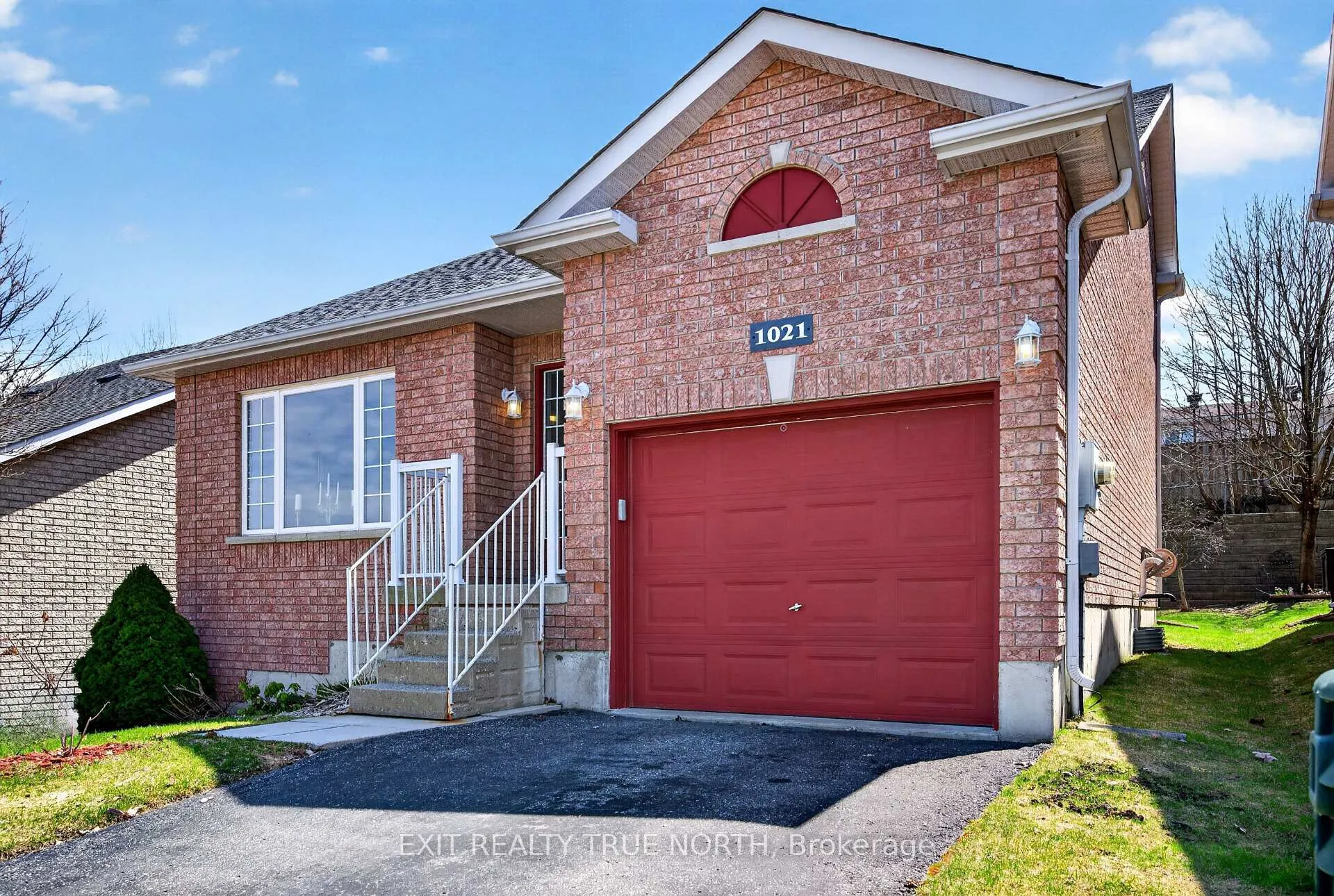 Photo 2 of 1021 Whitney Crescent, Midland — HOMEH