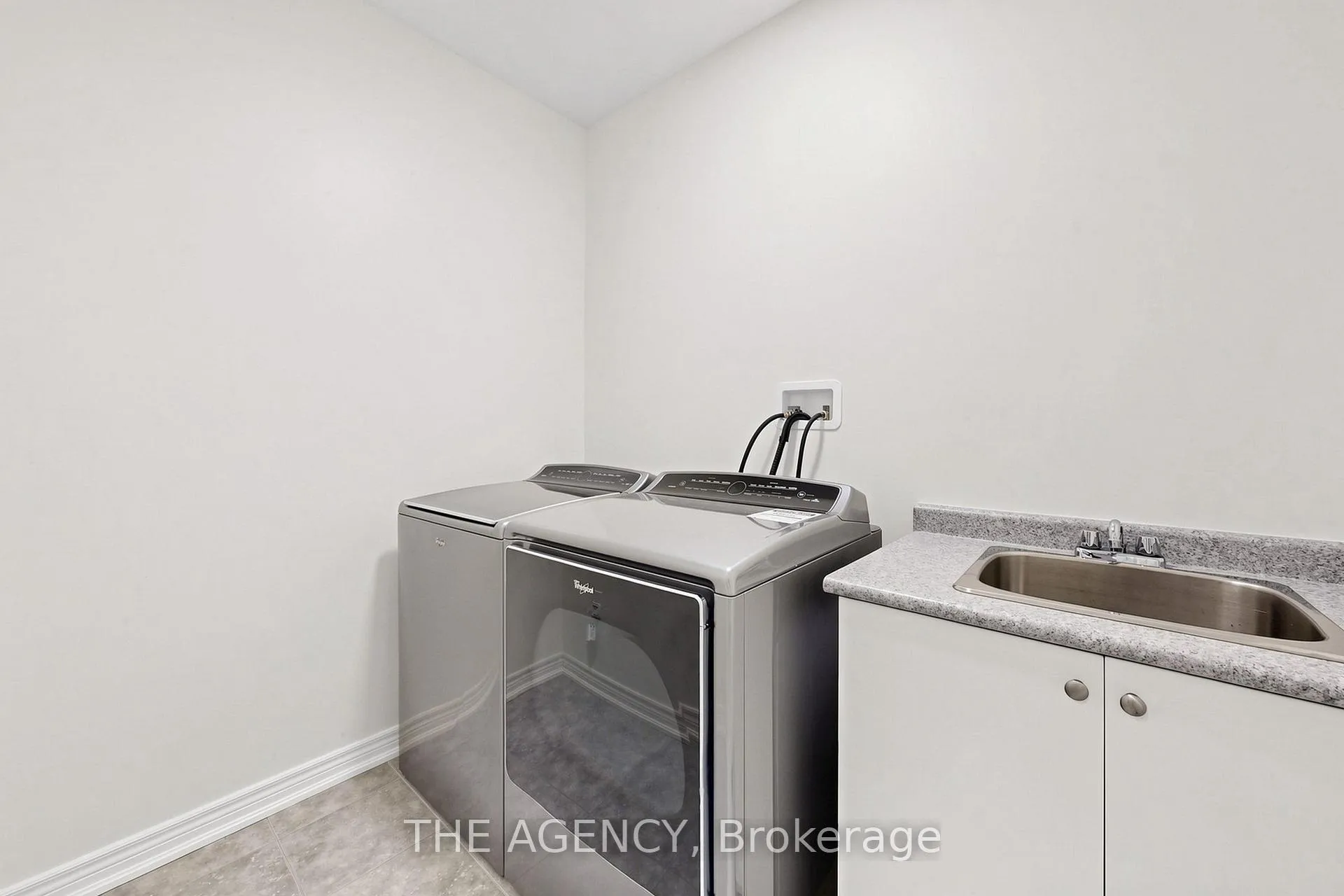 Photo 24 of 98 Fitzmaurice Drive, Vaughan, Patterson — HOMEH