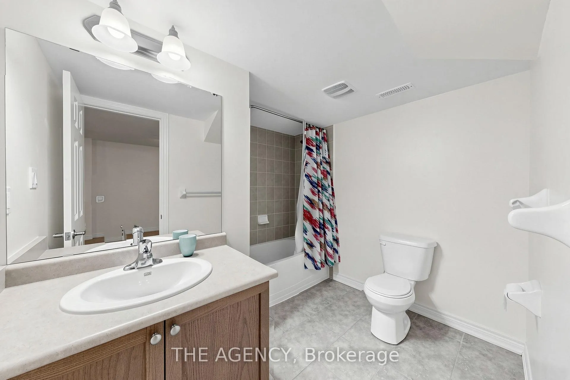 Photo 42 of 98 Fitzmaurice Drive, Vaughan, Patterson — HOMEH