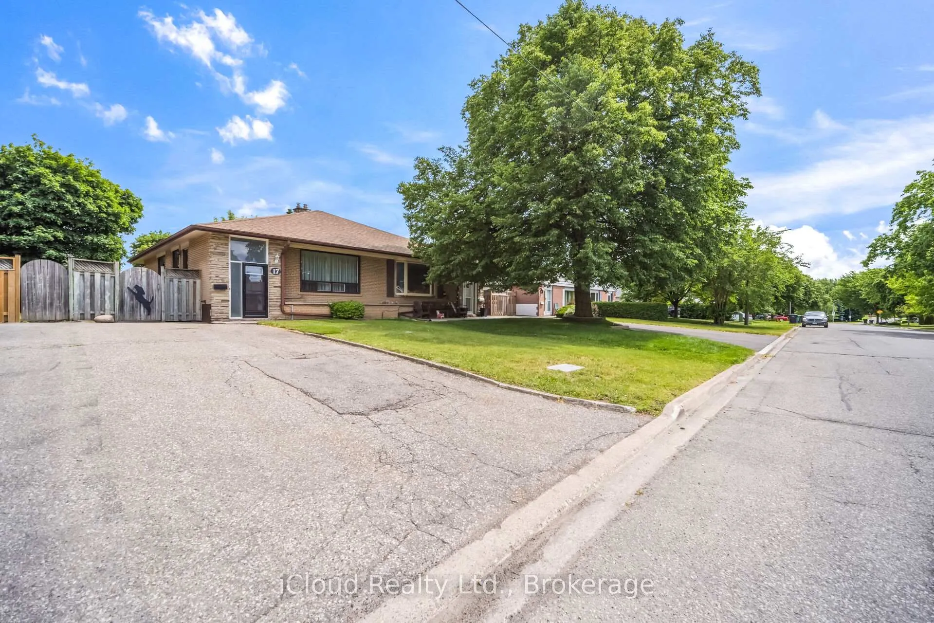 Photo 4 of 17 Algonquin Boulevard, Brampton, Avondale — HOMEH