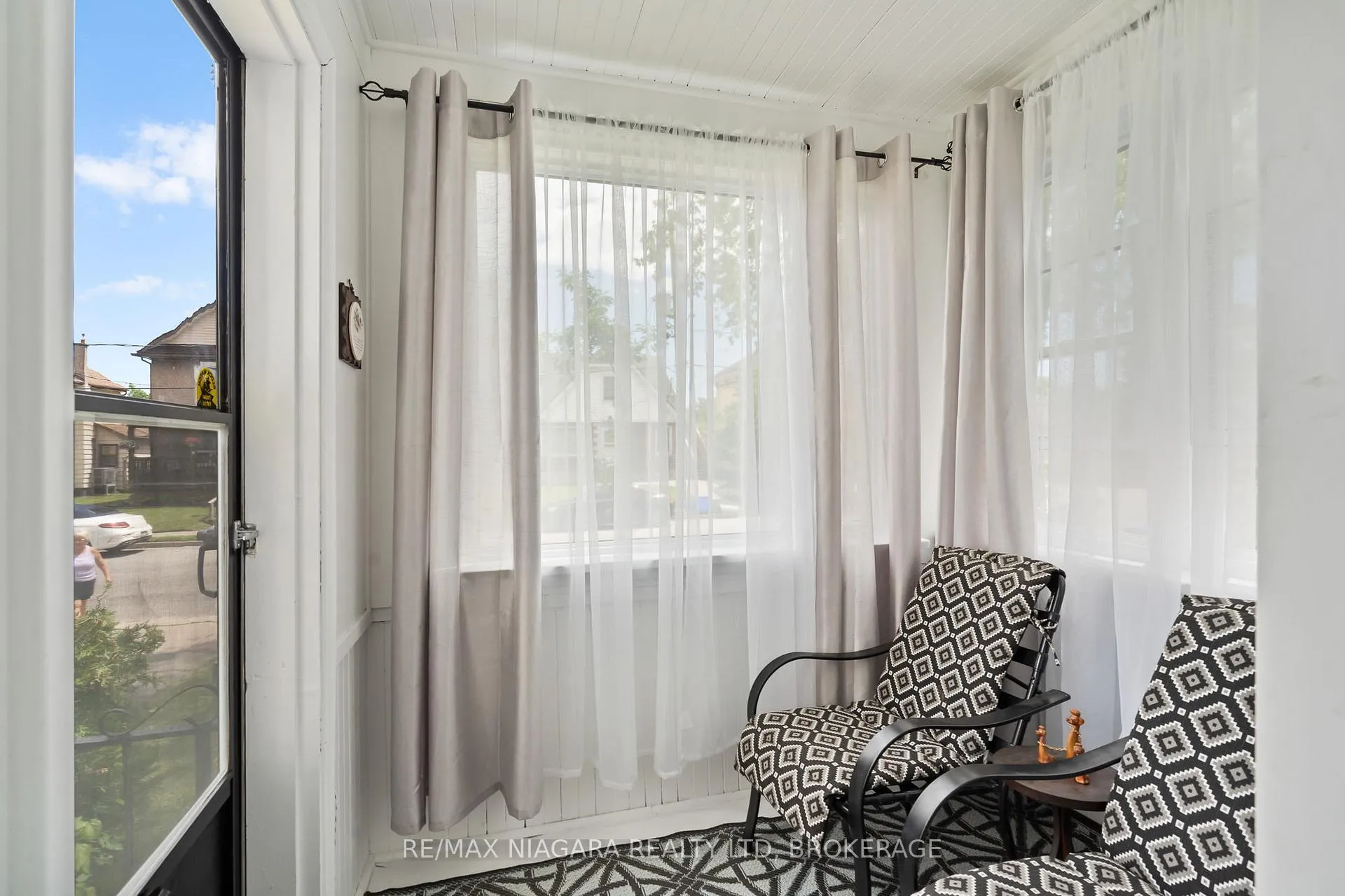 Photo 4 of 63 Wilton Avenue, Welland, Broadway — HOMEH