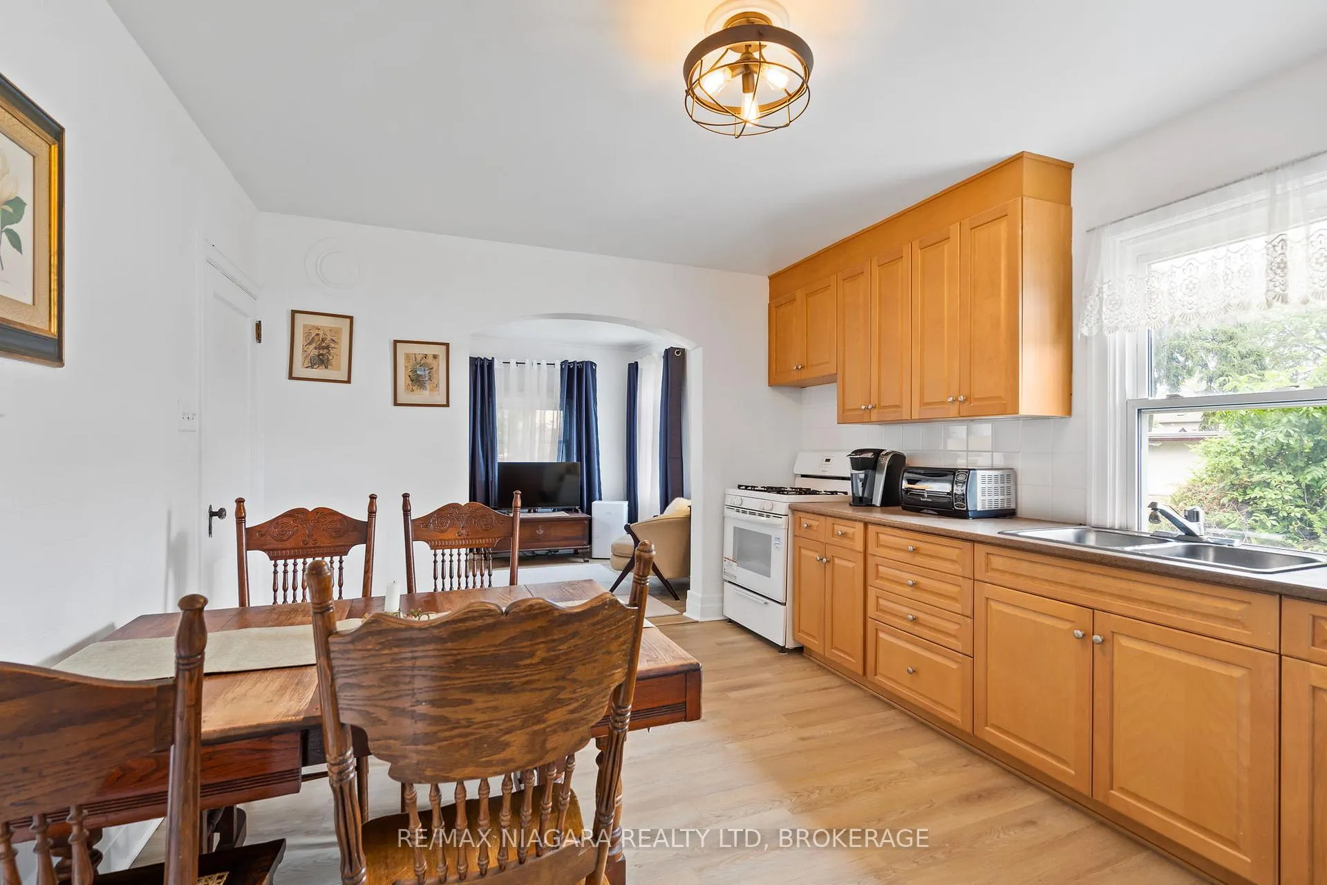 Photo 9 of 63 Wilton Avenue, Welland, Broadway — HOMEH