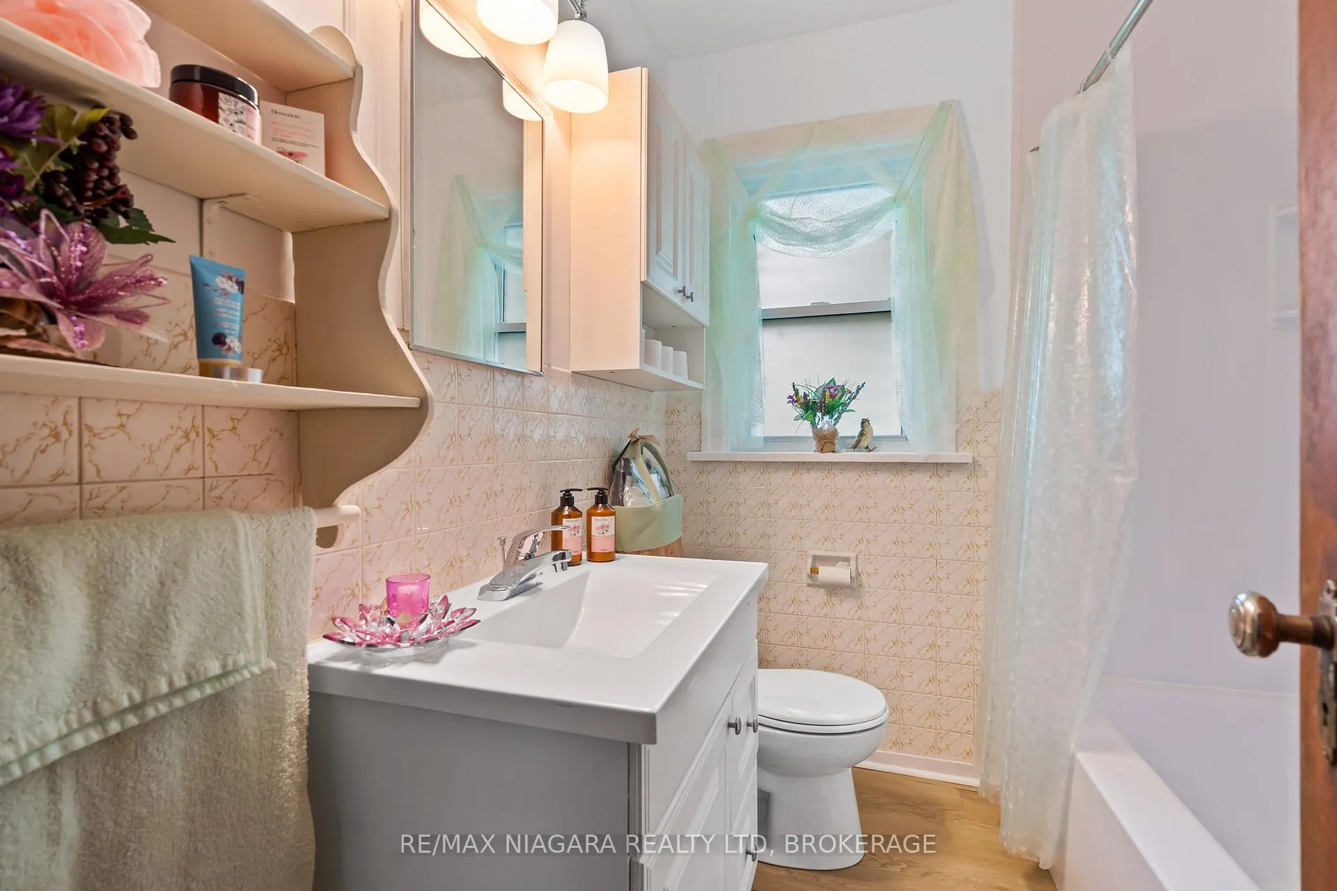 Photo 14 of 63 Wilton Avenue, Welland, Broadway — HOMEH