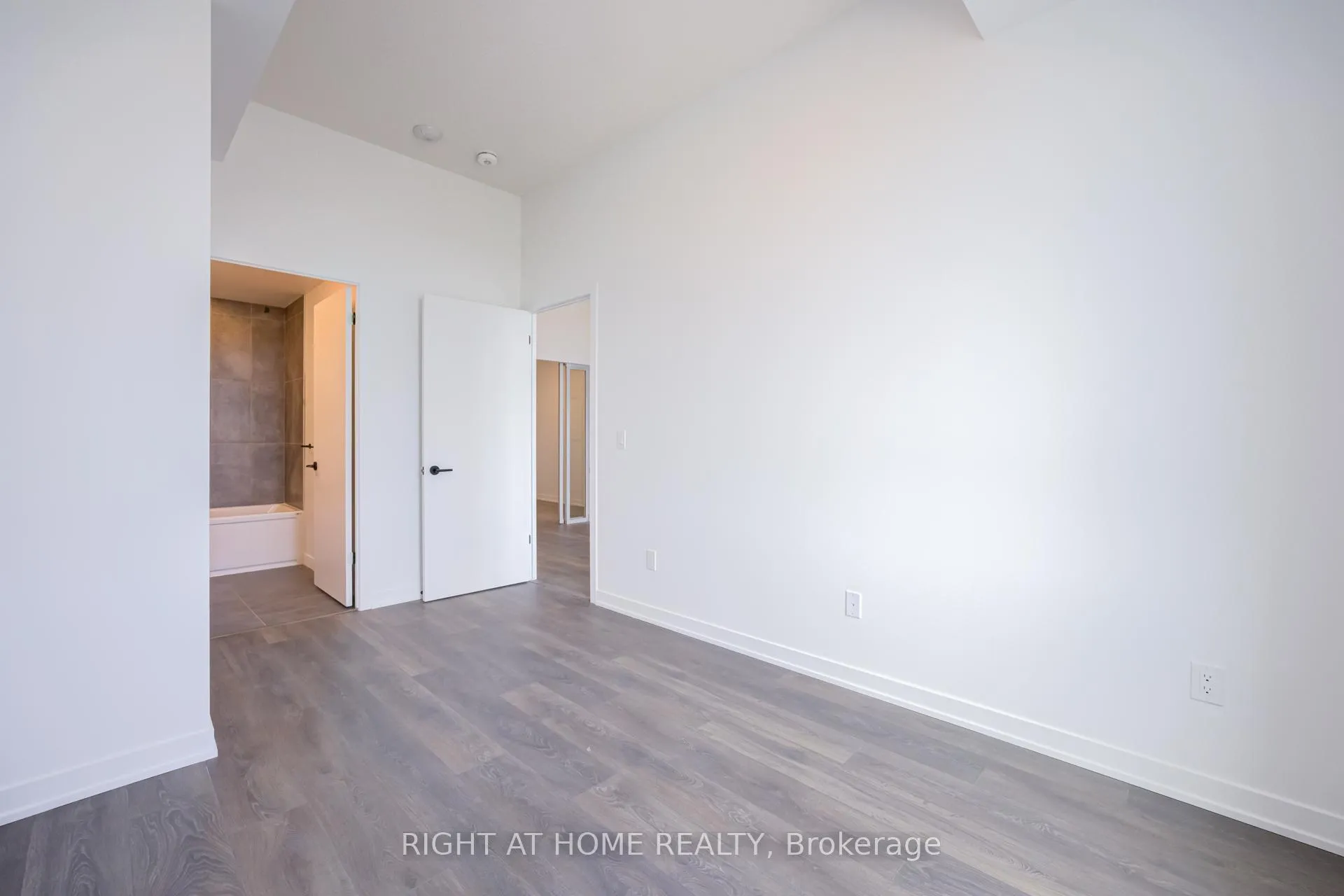 Photo 17 of Unit C1605, 4878 Powers Common, Burlington, Alton — HOMEH
