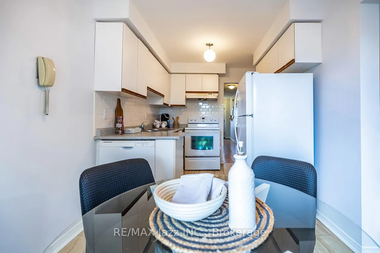 Photo 10 of 11 Chance Court, Clarington, Bowmanville — HOMEH