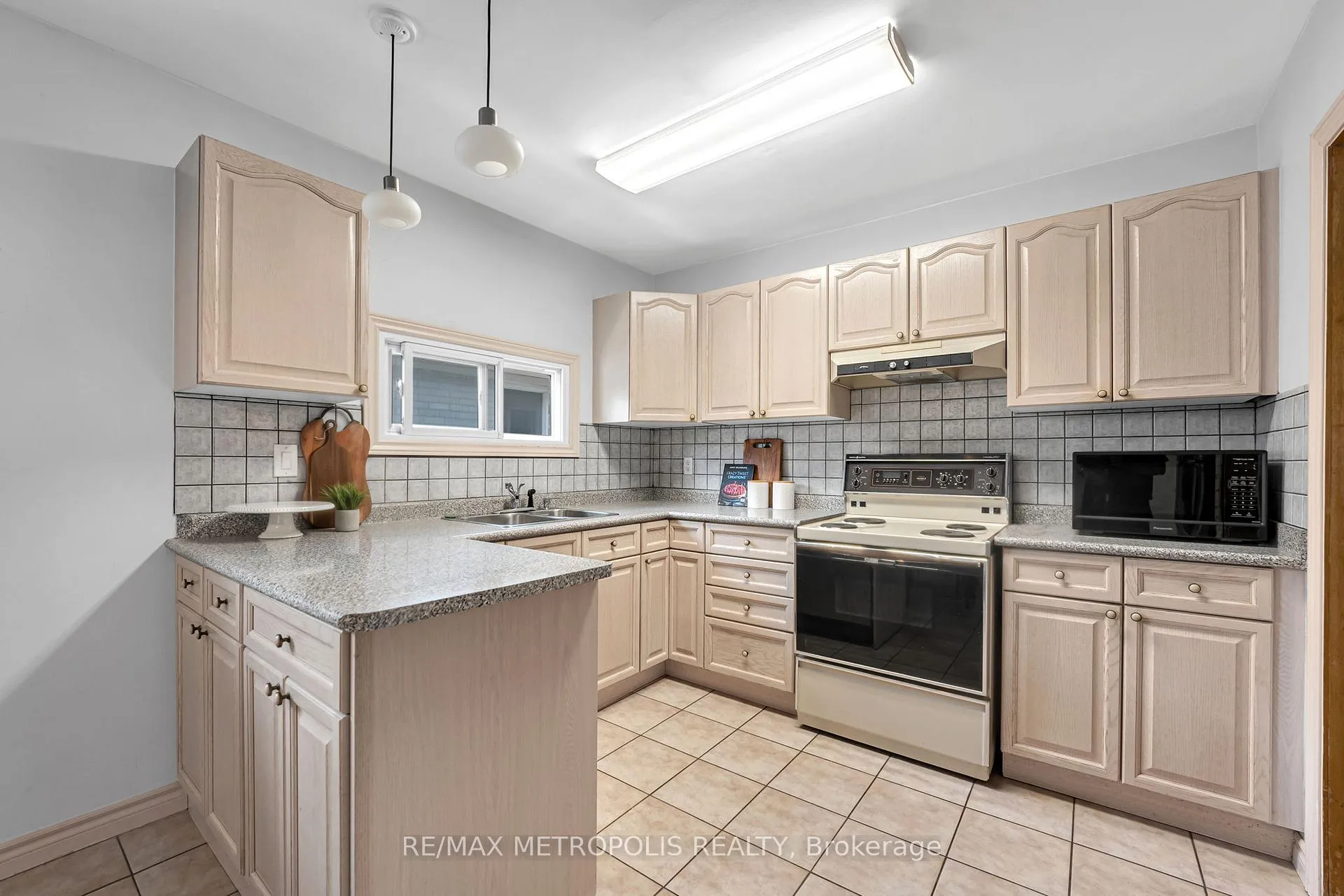 Photo 7 of 76 Harrington Crescent, North York, Bayview Woods-Steeles — HOMEH