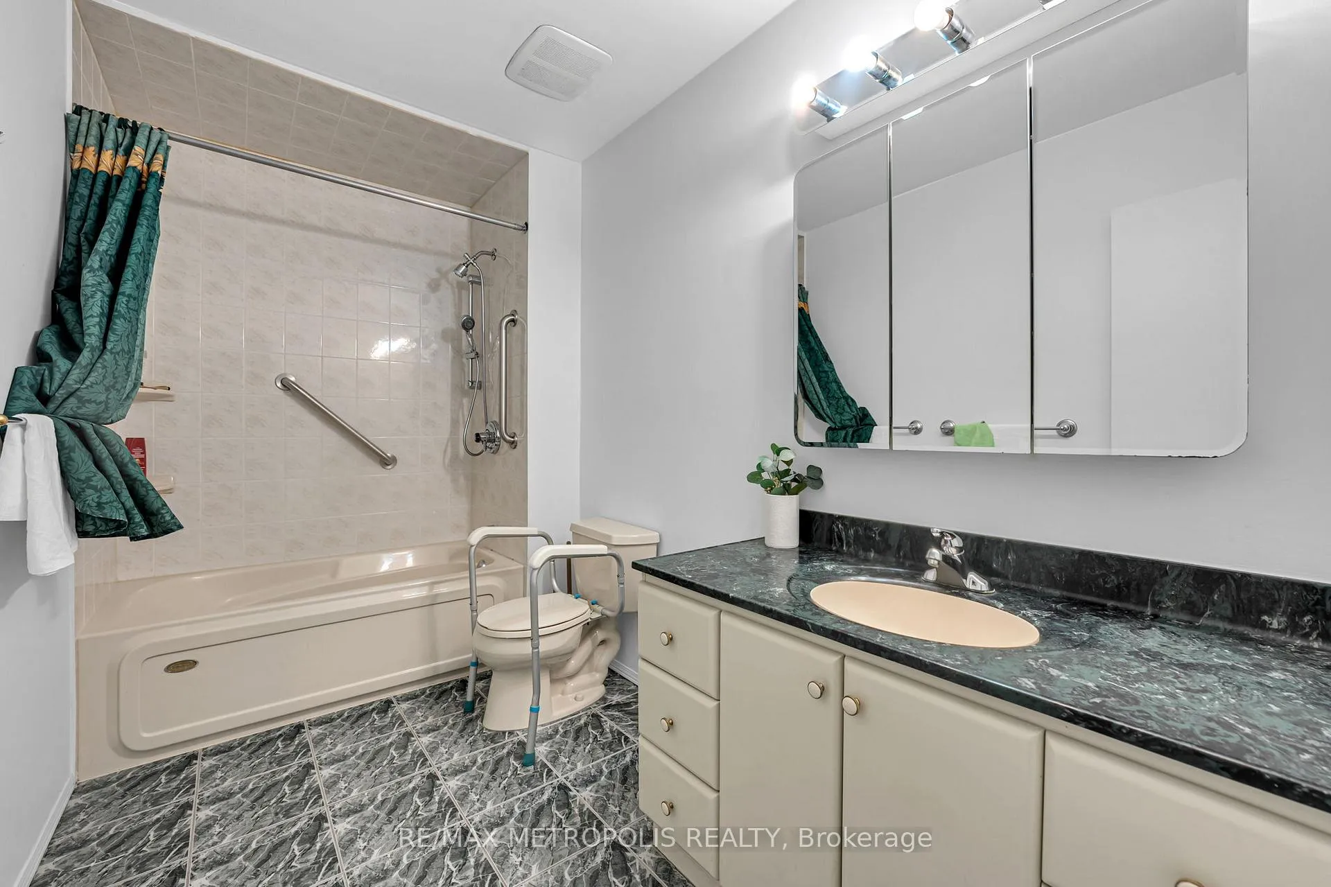 Photo 12 of 76 Harrington Crescent, North York, Bayview Woods-Steeles — HOMEH