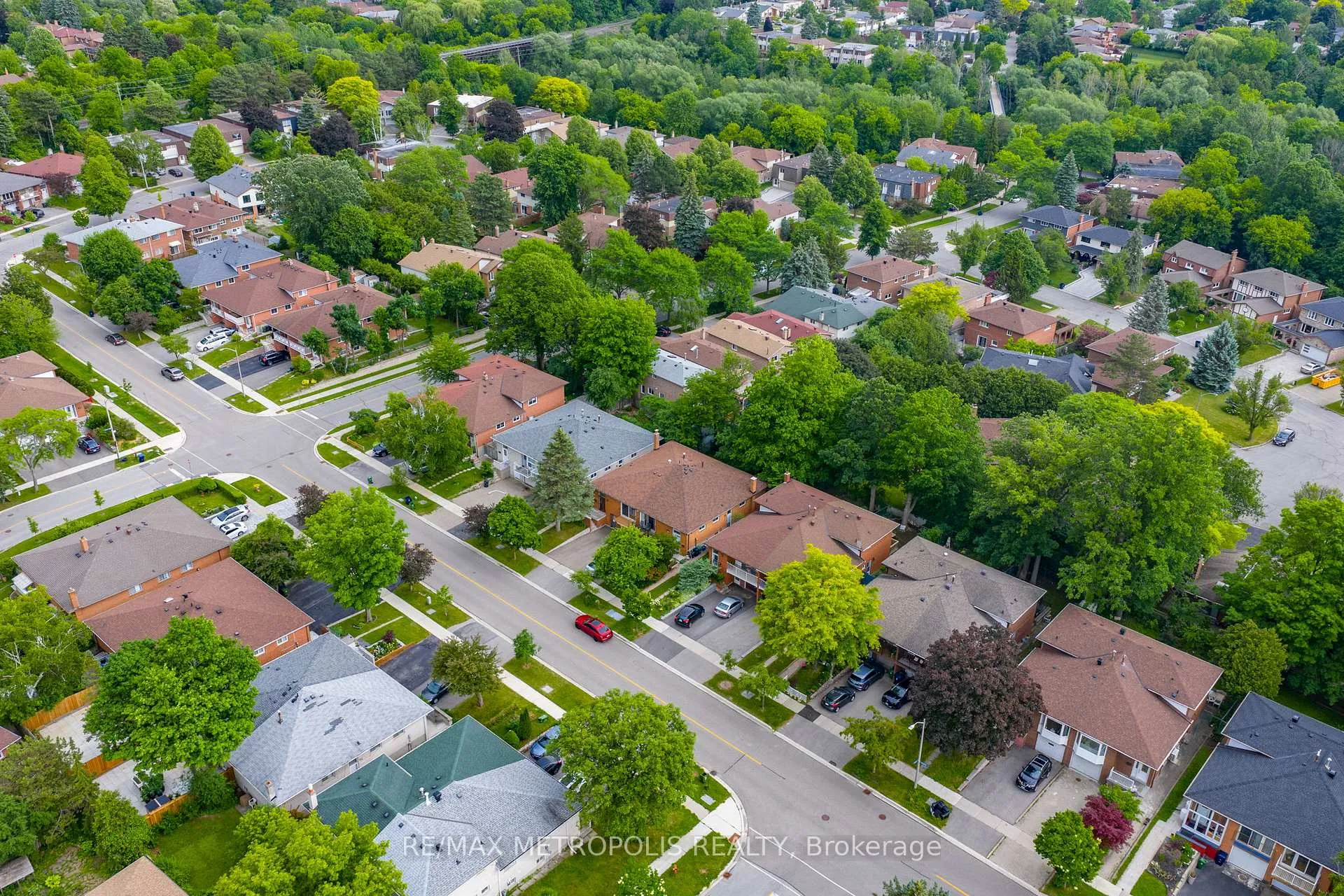 Photo 32 of 76 Harrington Crescent, North York, Bayview Woods-Steeles — HOMEH