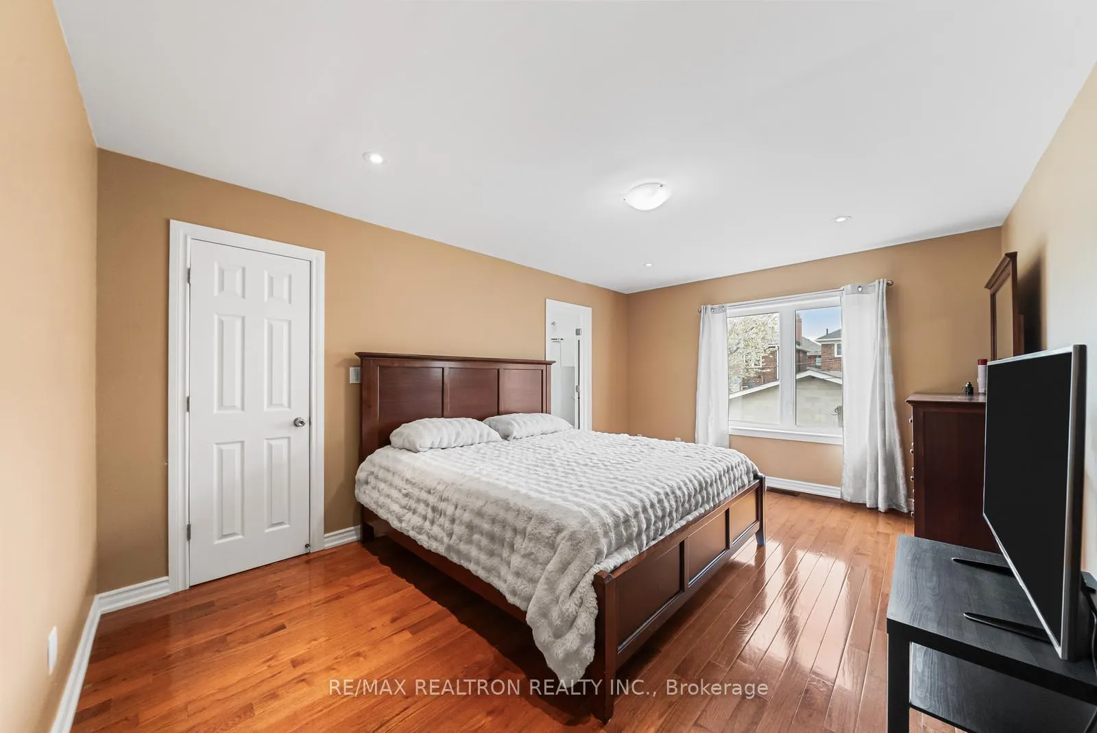 Photo 14 of 51 Rogers Road, Toronto, Oakwood Village — HOMEH