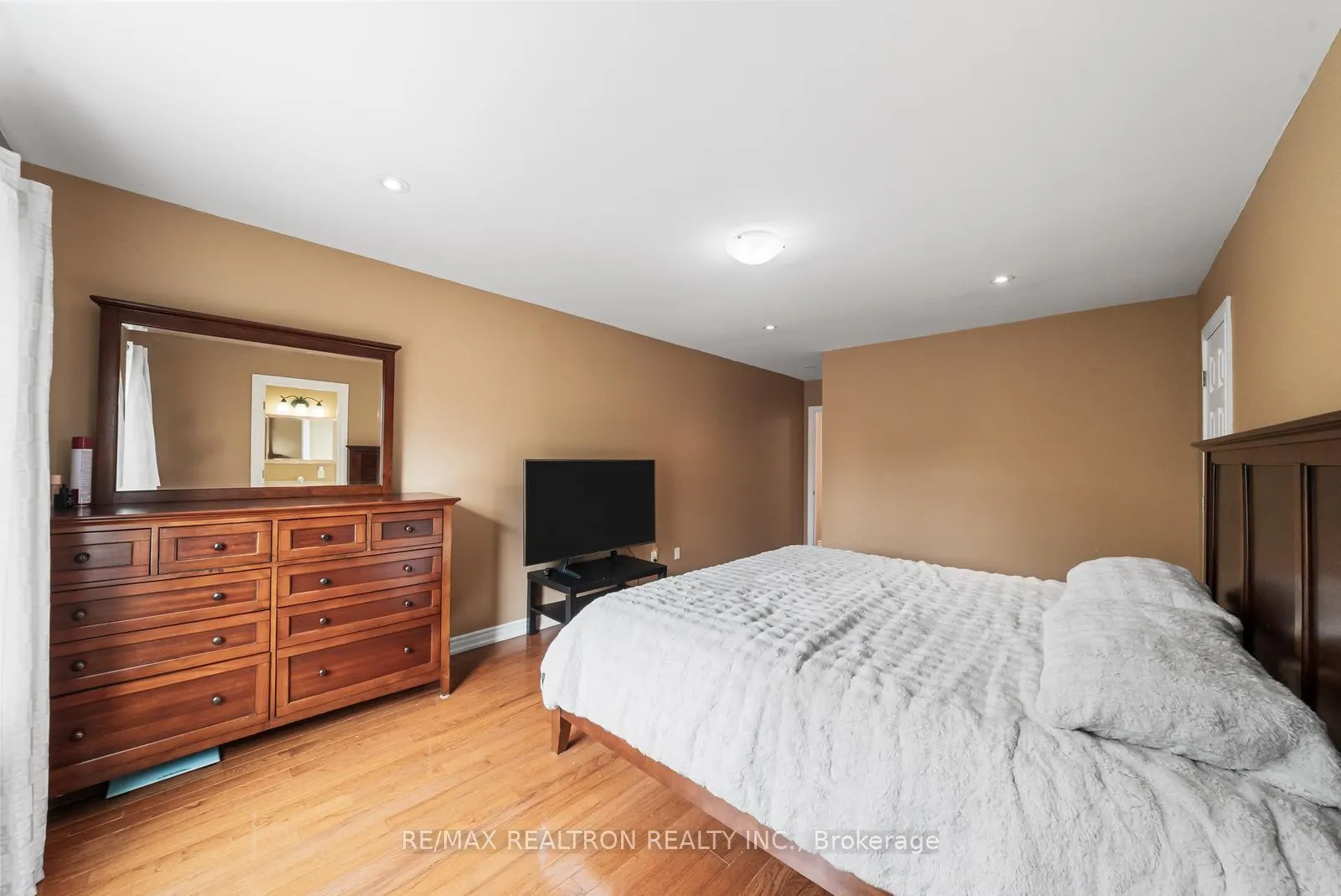 Photo 15 of 51 Rogers Road, Toronto, Oakwood Village — HOMEH