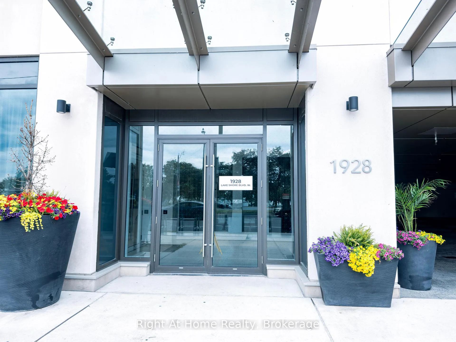Photo 2 of Unit 2808, 1928 Lakeshore Boulevard W, Toronto, High Park-Swansea — HOMEH