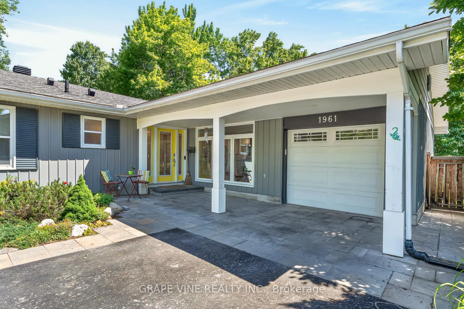 Photo 3 of 1961 Oakdean Crescent, Ottawa, Beacon Hill North — HOMEH