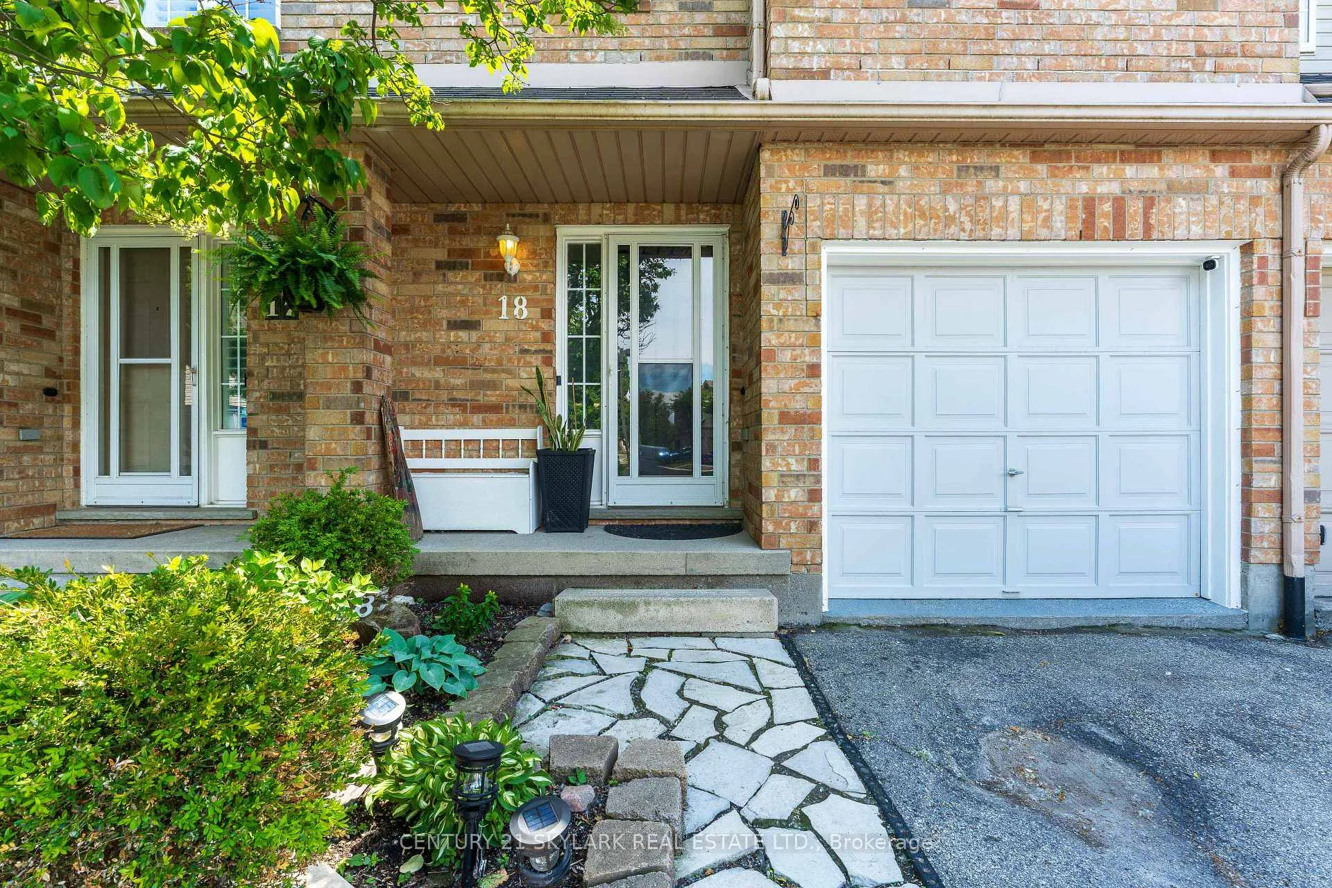 Photo 4 of 10 Cadham Boulevard, Hamilton, Broughton — HOMEH
