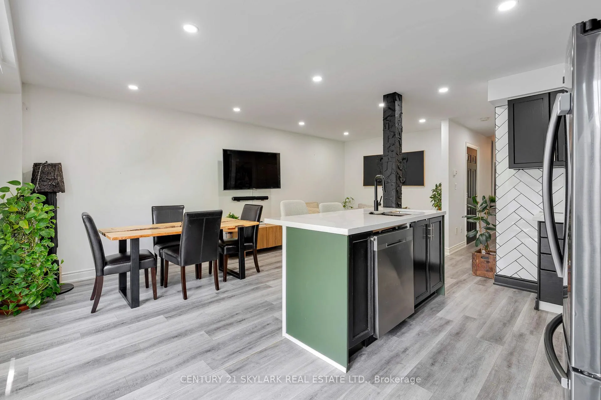 Photo 16 of 10 Cadham Boulevard, Hamilton, Broughton — HOMEH