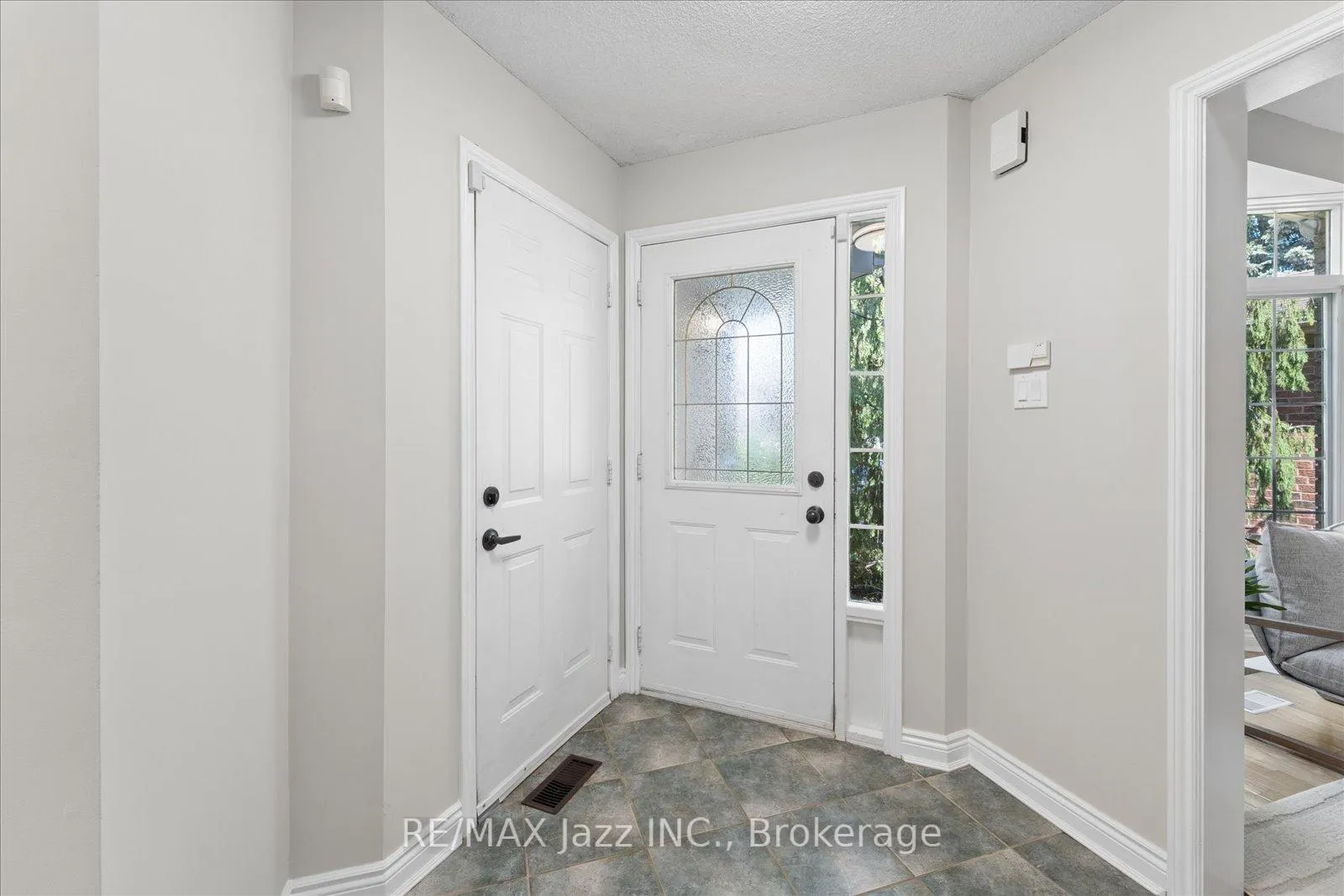 Photo 2 of 63 Bonnycastle Drive, Clarington, Bowmanville — HOMEH