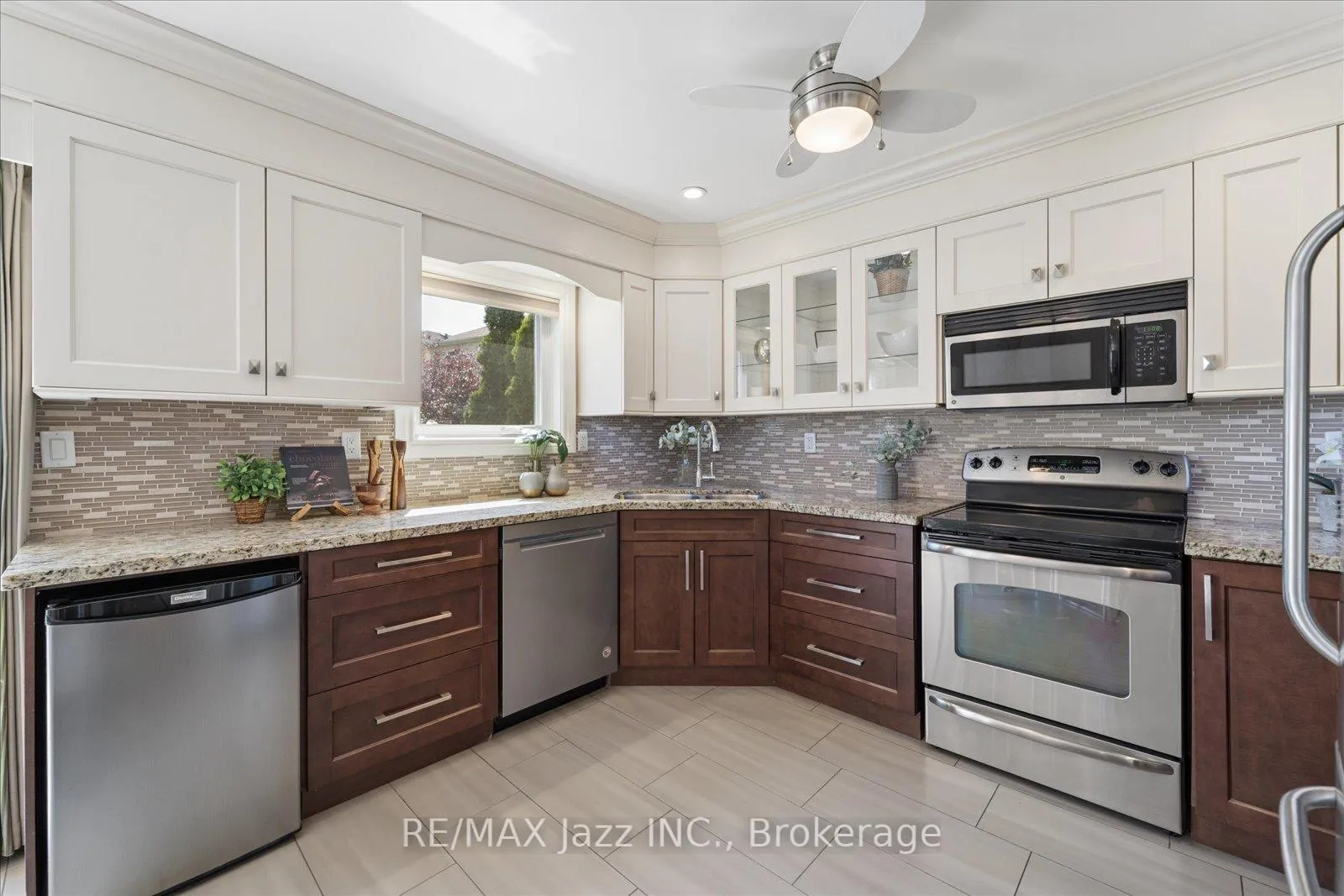 Photo 14 of 63 Bonnycastle Drive, Clarington, Bowmanville — HOMEH