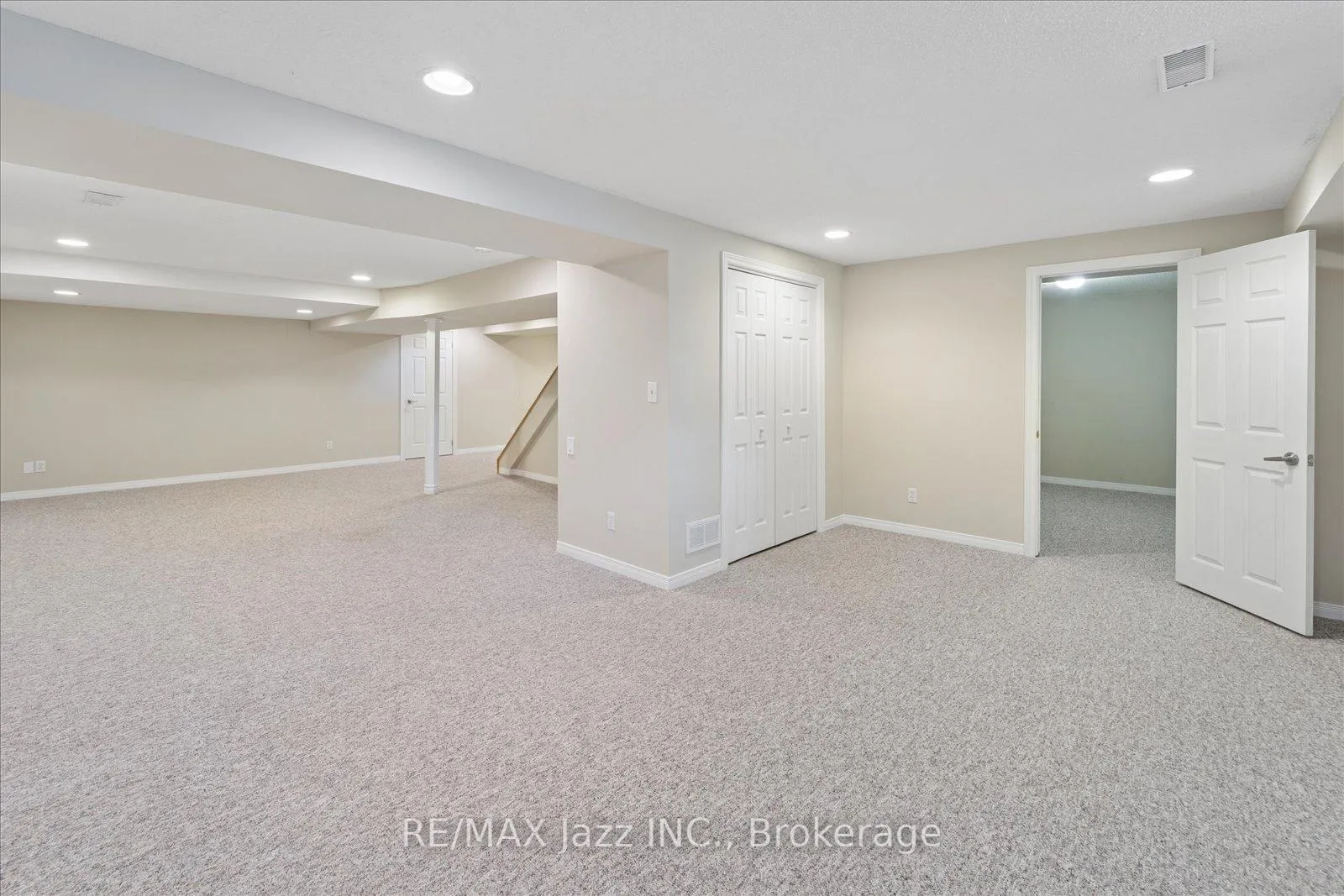Photo 40 of 63 Bonnycastle Drive, Clarington, Bowmanville — HOMEH