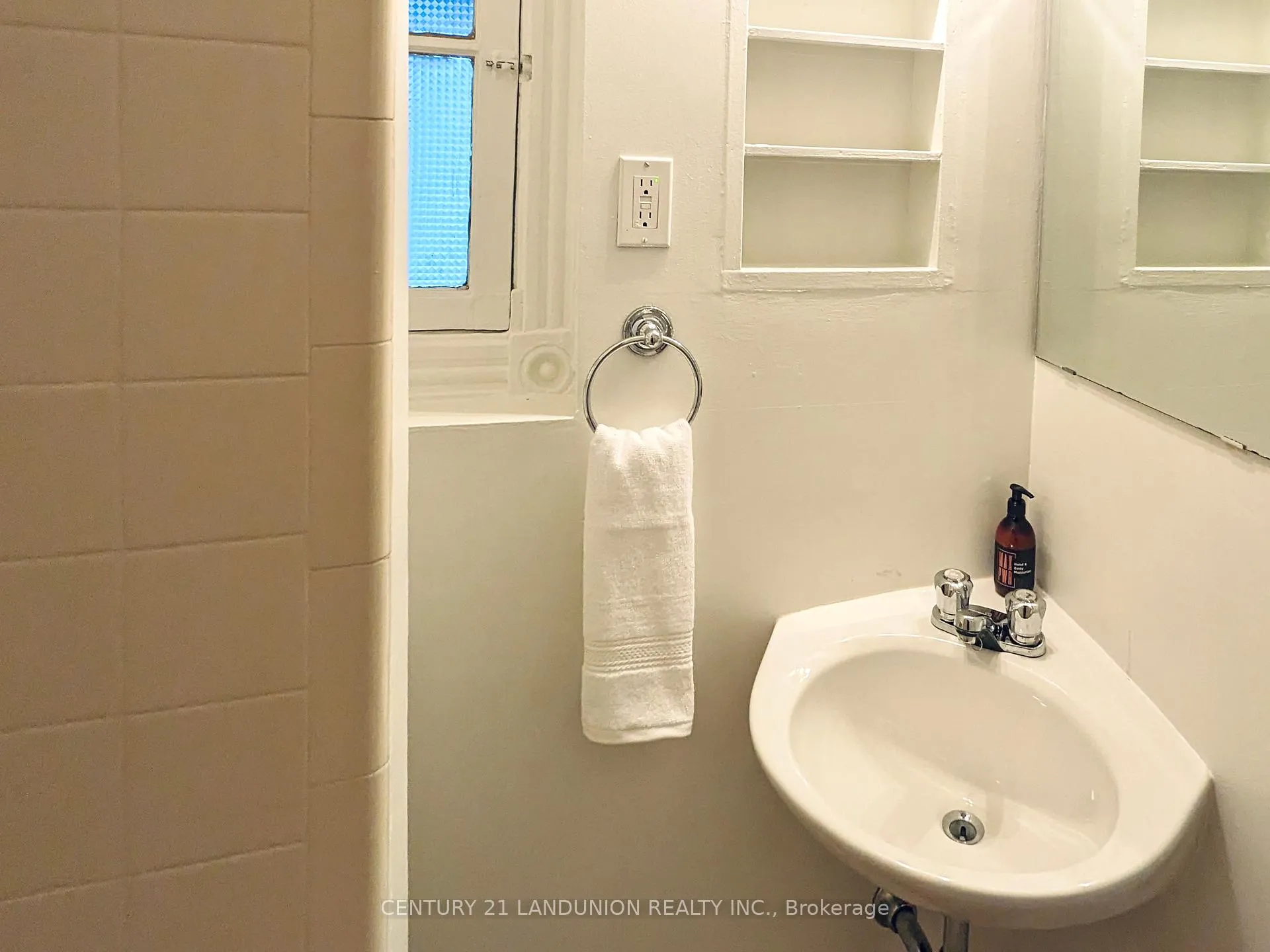 Photo 4 of Unit 2, 1 Webster Avenue, Toronto, The Annex — HOMEH