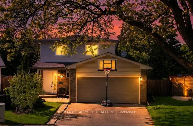 Photo 2 of 712 Auburn Crescent, Burlington, Shoreacres — HOMEH