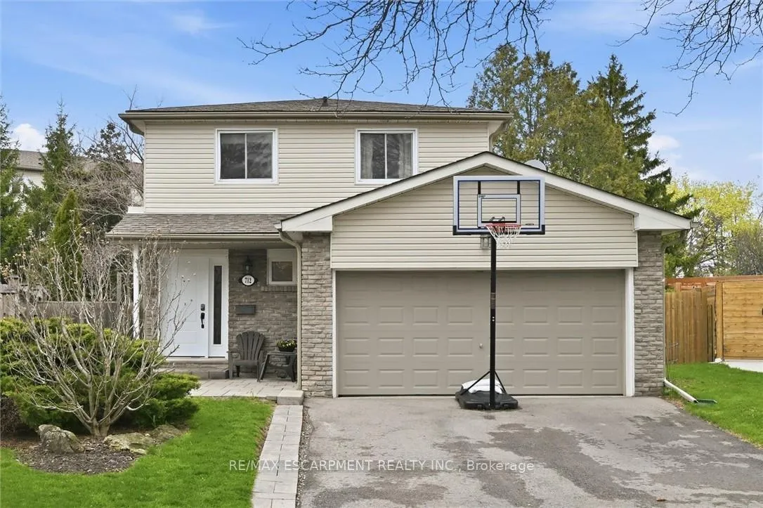 Photo 3 of 712 Auburn Crescent, Burlington, Shoreacres — HOMEH