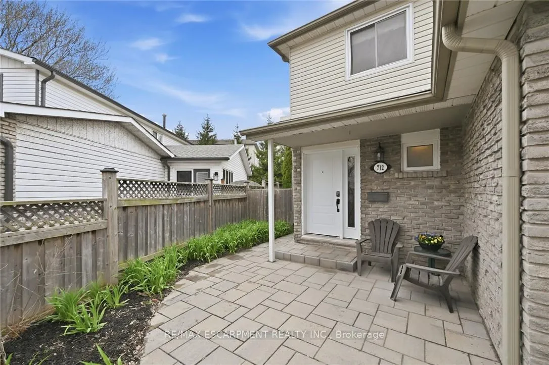 Photo 1 of 712 Auburn Crescent, Burlington, Shoreacres — HOMEH