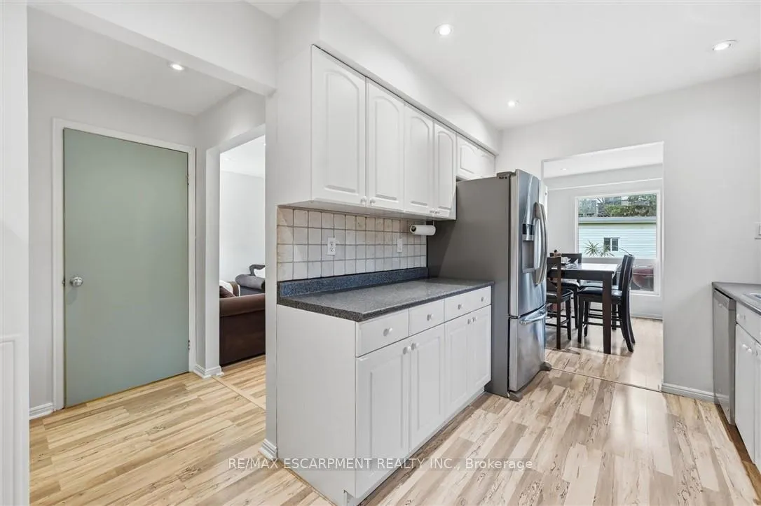 Photo 6 of 712 Auburn Crescent, Burlington, Shoreacres — HOMEH