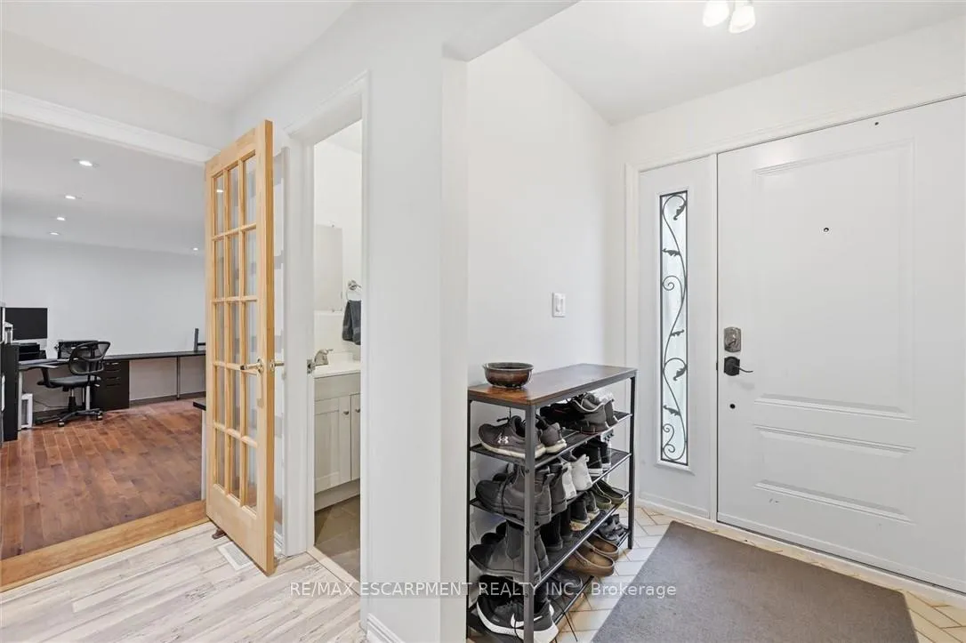 Photo 9 of 712 Auburn Crescent, Burlington, Shoreacres — HOMEH