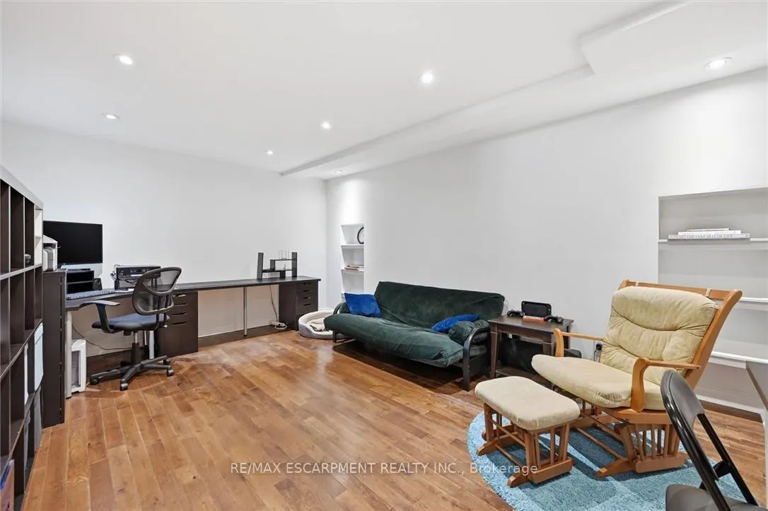Photo 10 of 712 Auburn Crescent, Burlington, Shoreacres — HOMEH