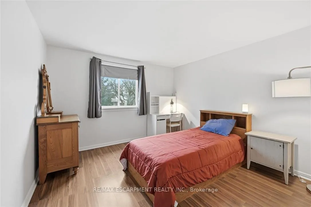 Photo 19 of 712 Auburn Crescent, Burlington, Shoreacres — HOMEH