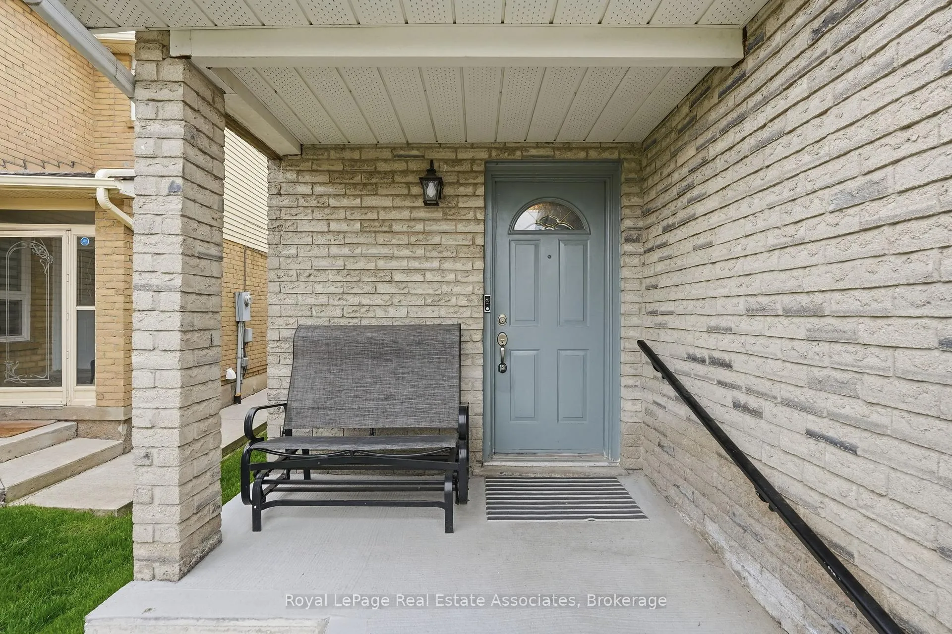 Photo 3 of 8 Sparrow Court, Brampton, Fletcher's Creek South — HOMEH