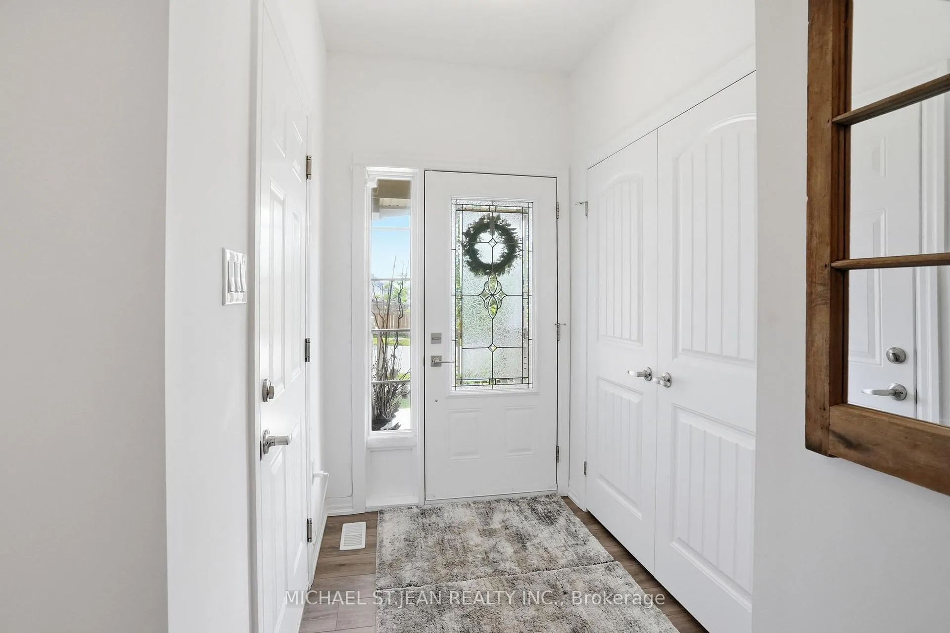 Photo 6 of 1 Bawcutt Crescent, Brant, Paris — HOMEH