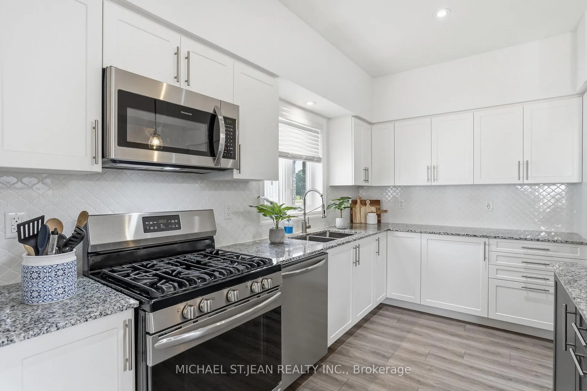 Photo 13 of 1 Bawcutt Crescent, Brant, Paris — HOMEH