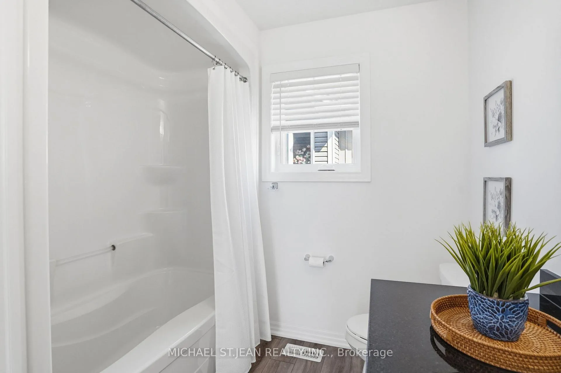 Photo 33 of 1 Bawcutt Crescent, Brant, Paris — HOMEH