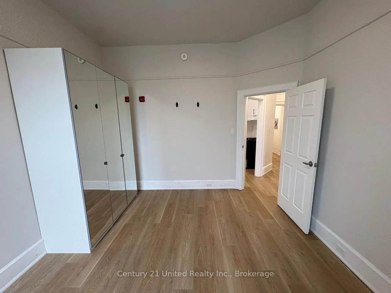Photo 8 of Unit 4, 172.5 Hunter Street W, Peterborough, Town Ward 3 — HOMEH