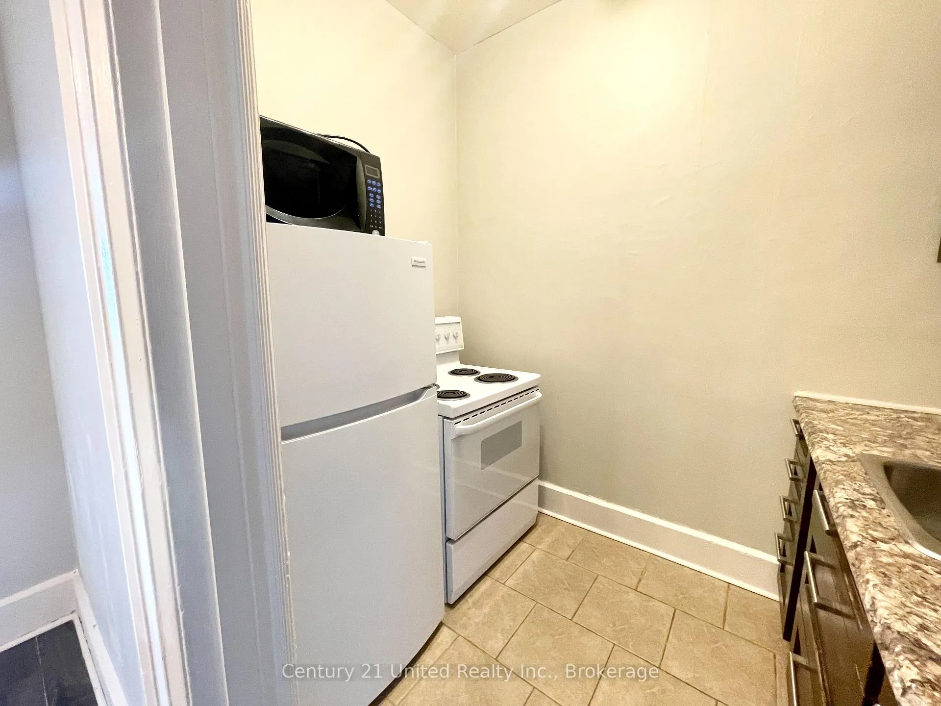 Photo 5 of Unit 6, 172.5 Hunter Street W, Peterborough, Town Ward 3 — HOMEH