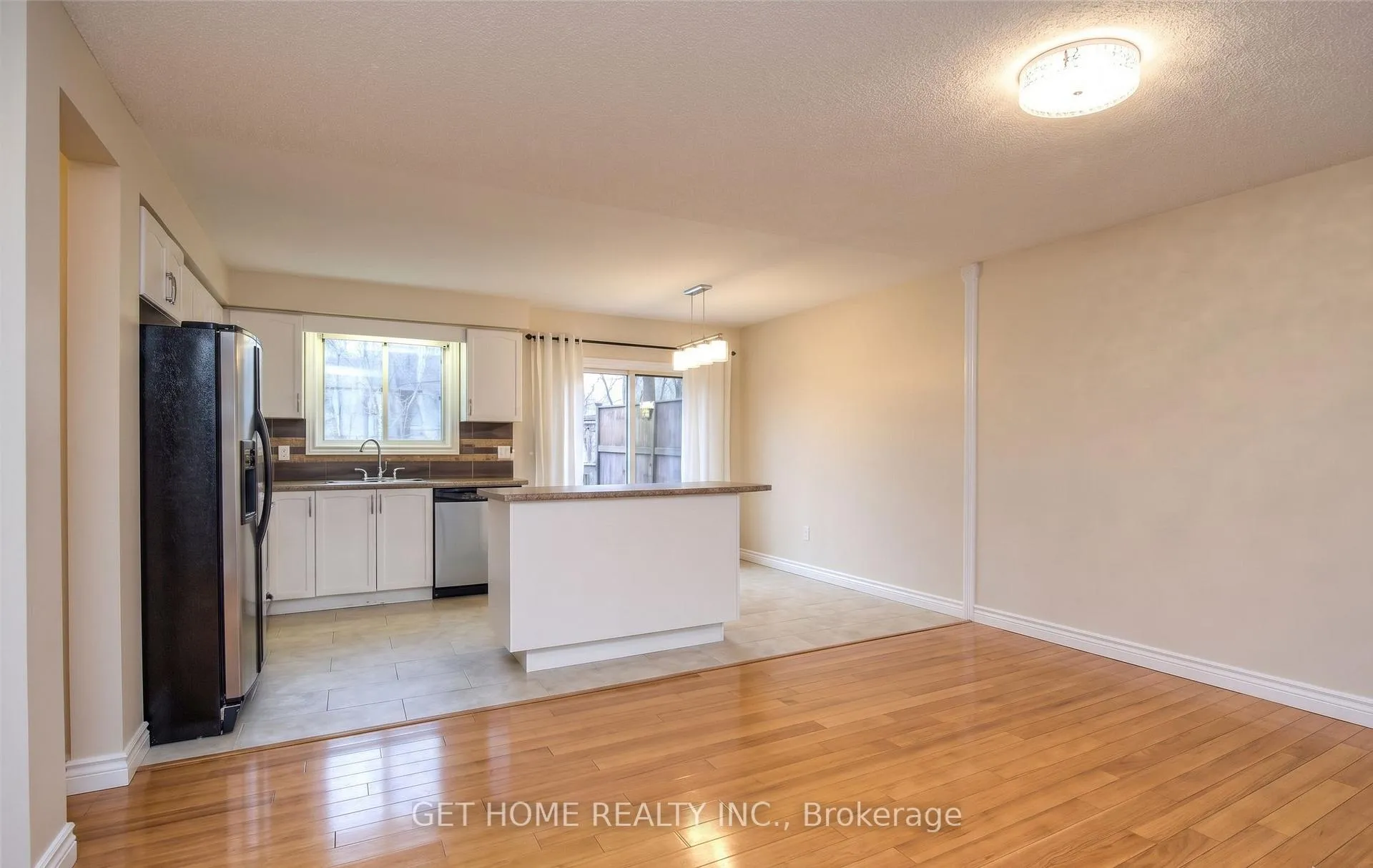 Photo 10 of 19 Oprington Drive, Kitchener — HOMEH
