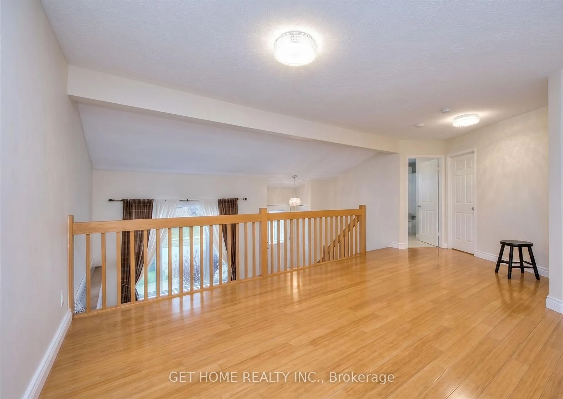 Photo 13 of 19 Oprington Drive, Kitchener — HOMEH