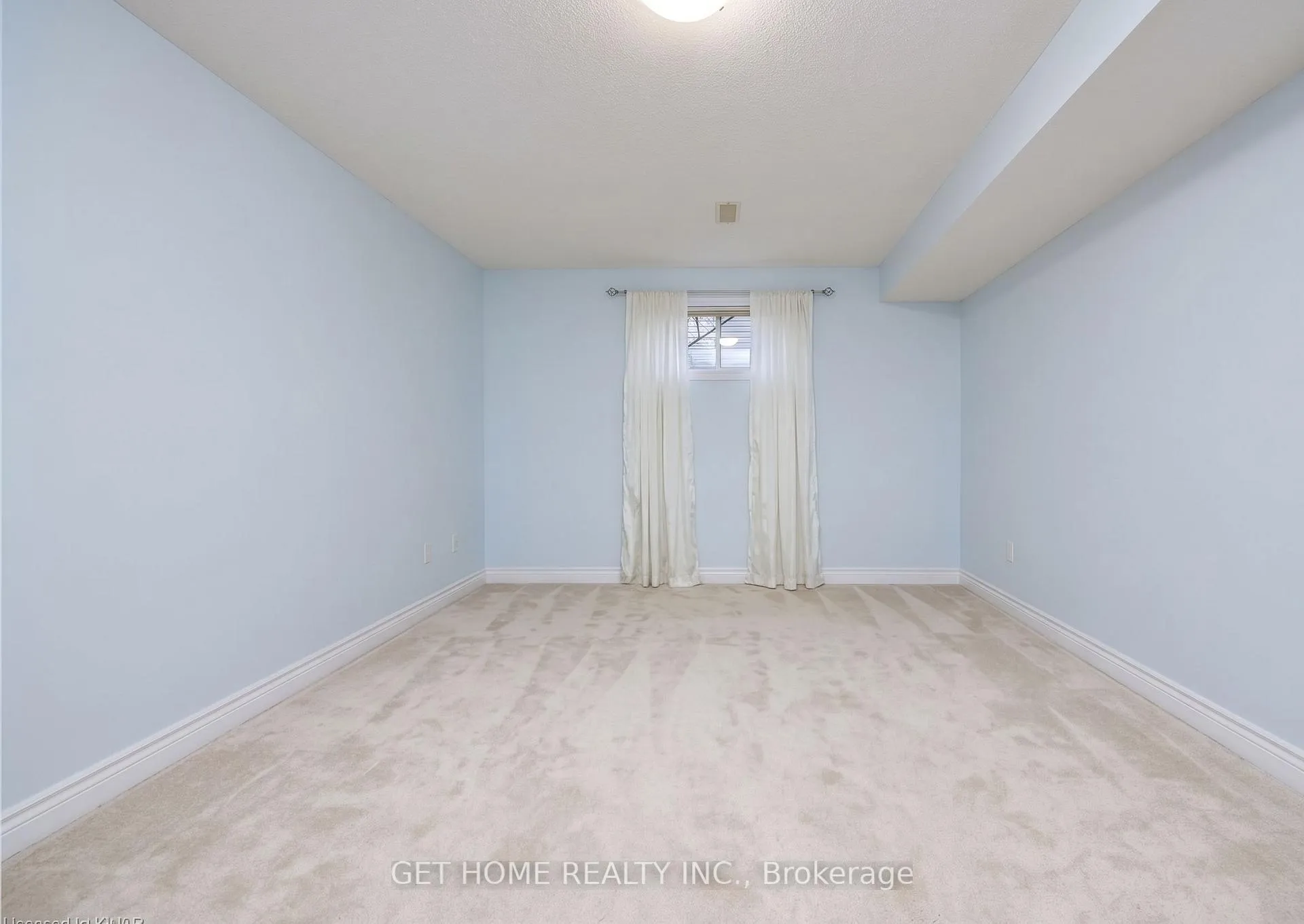 Photo 14 of 19 Oprington Drive, Kitchener — HOMEH