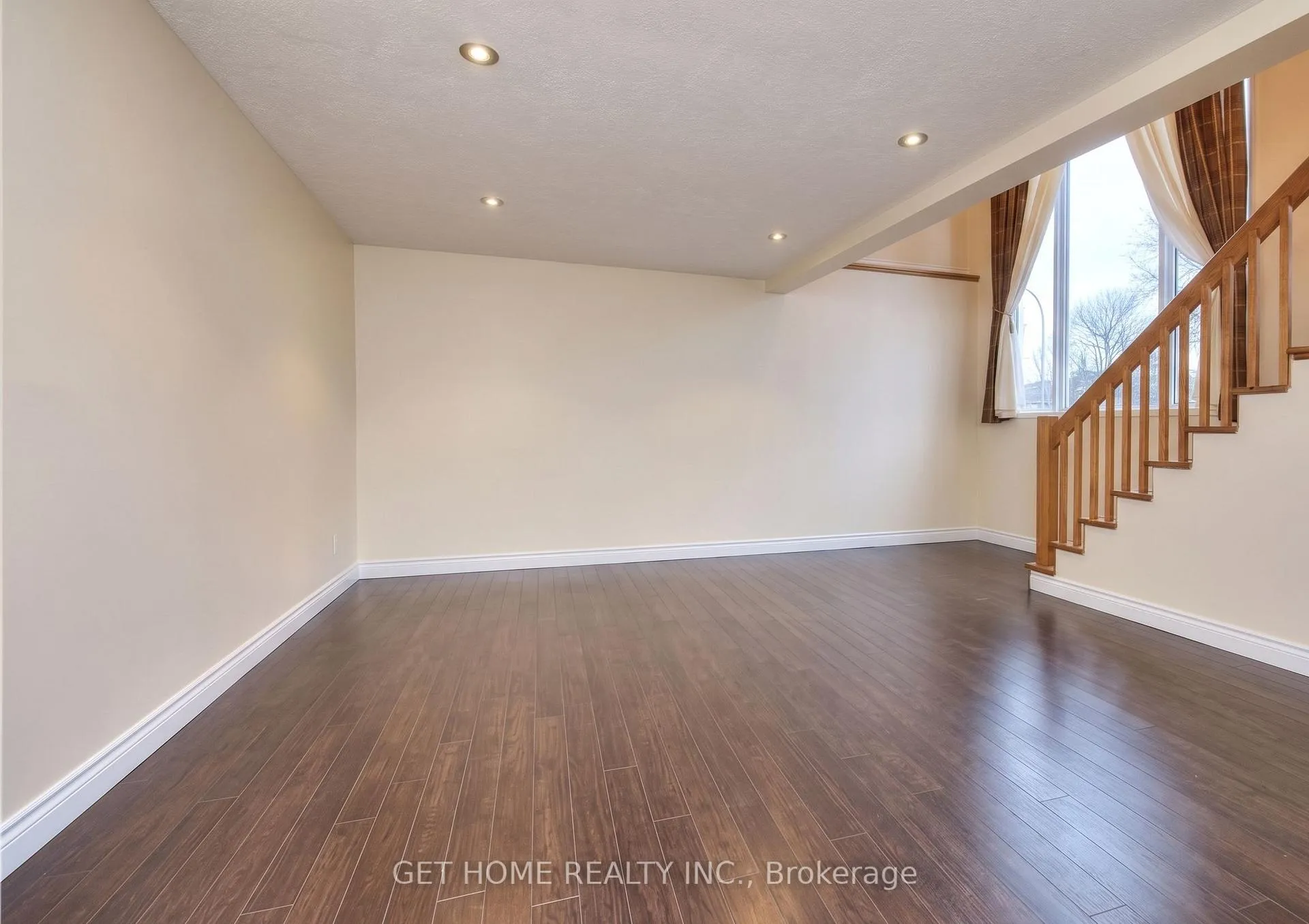 Photo 20 of 19 Oprington Drive, Kitchener — HOMEH