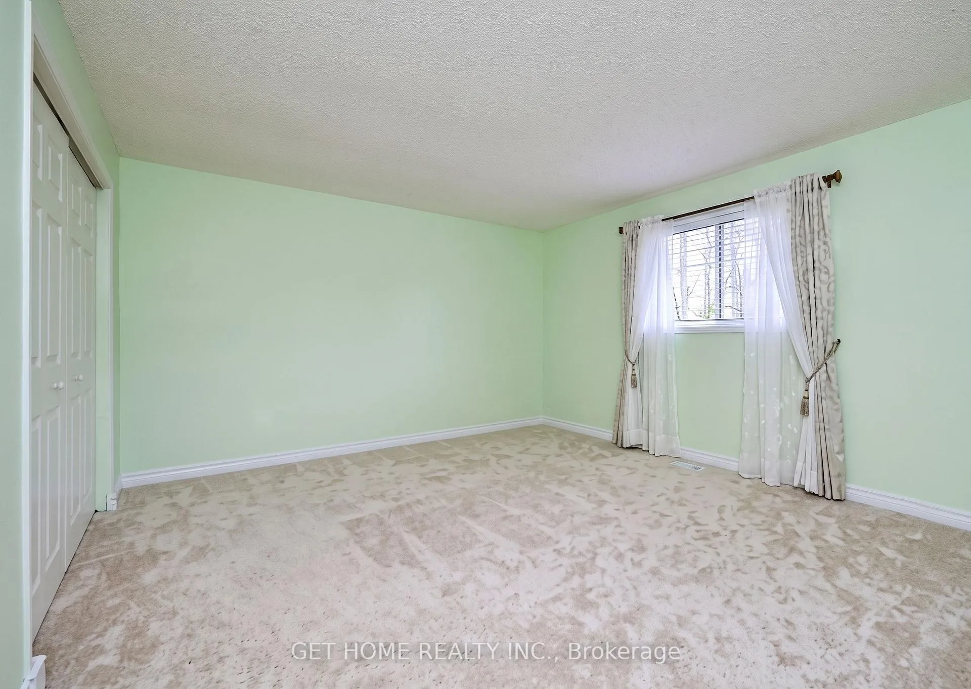Photo 21 of 19 Oprington Drive, Kitchener — HOMEH